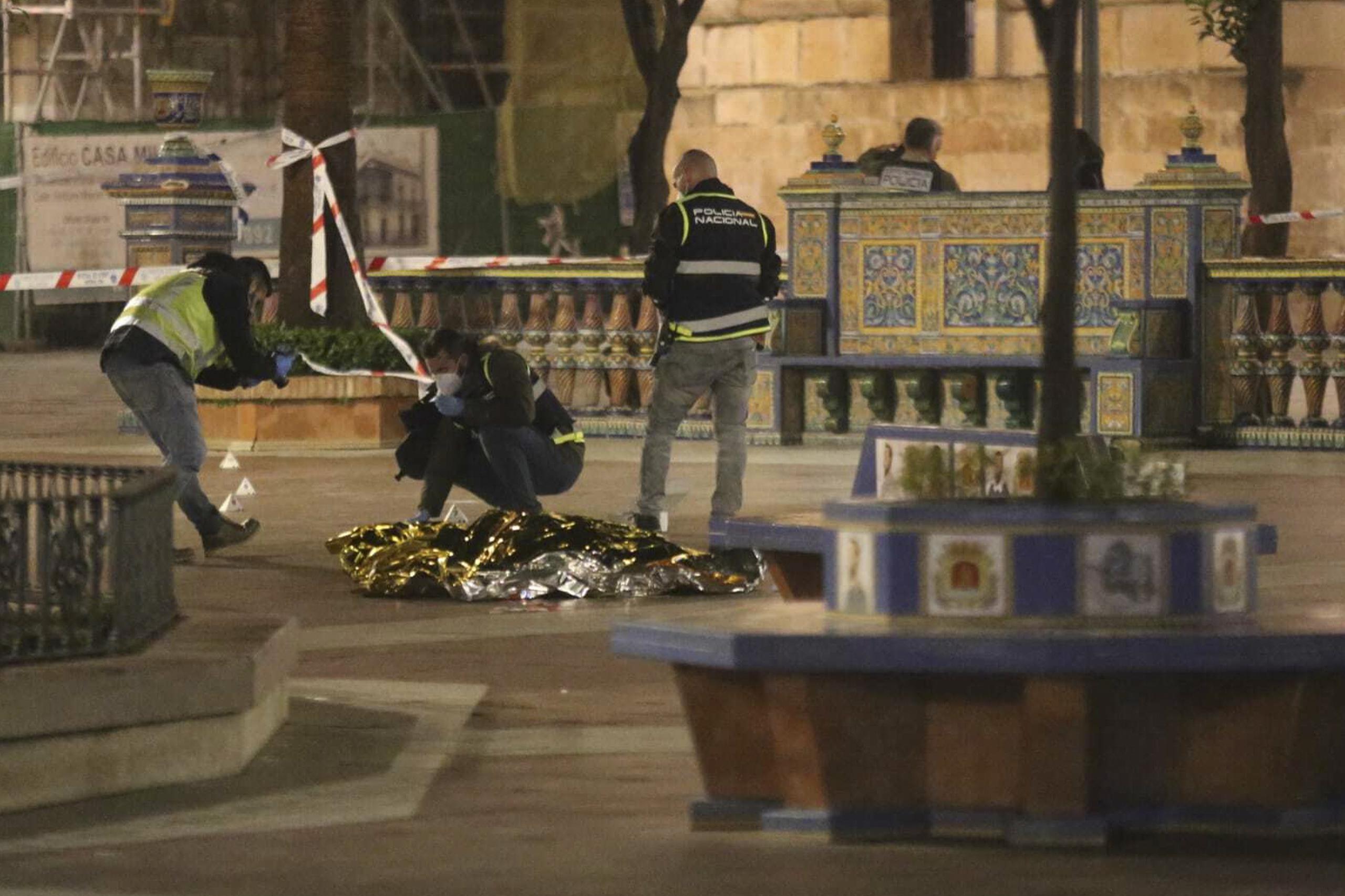 Policías laboran junto al cadáver de un hombre asesinado en Algeciras, España, el miércoles 25 de enero de 2023. (Nono Rico/Europa Press vía AP)