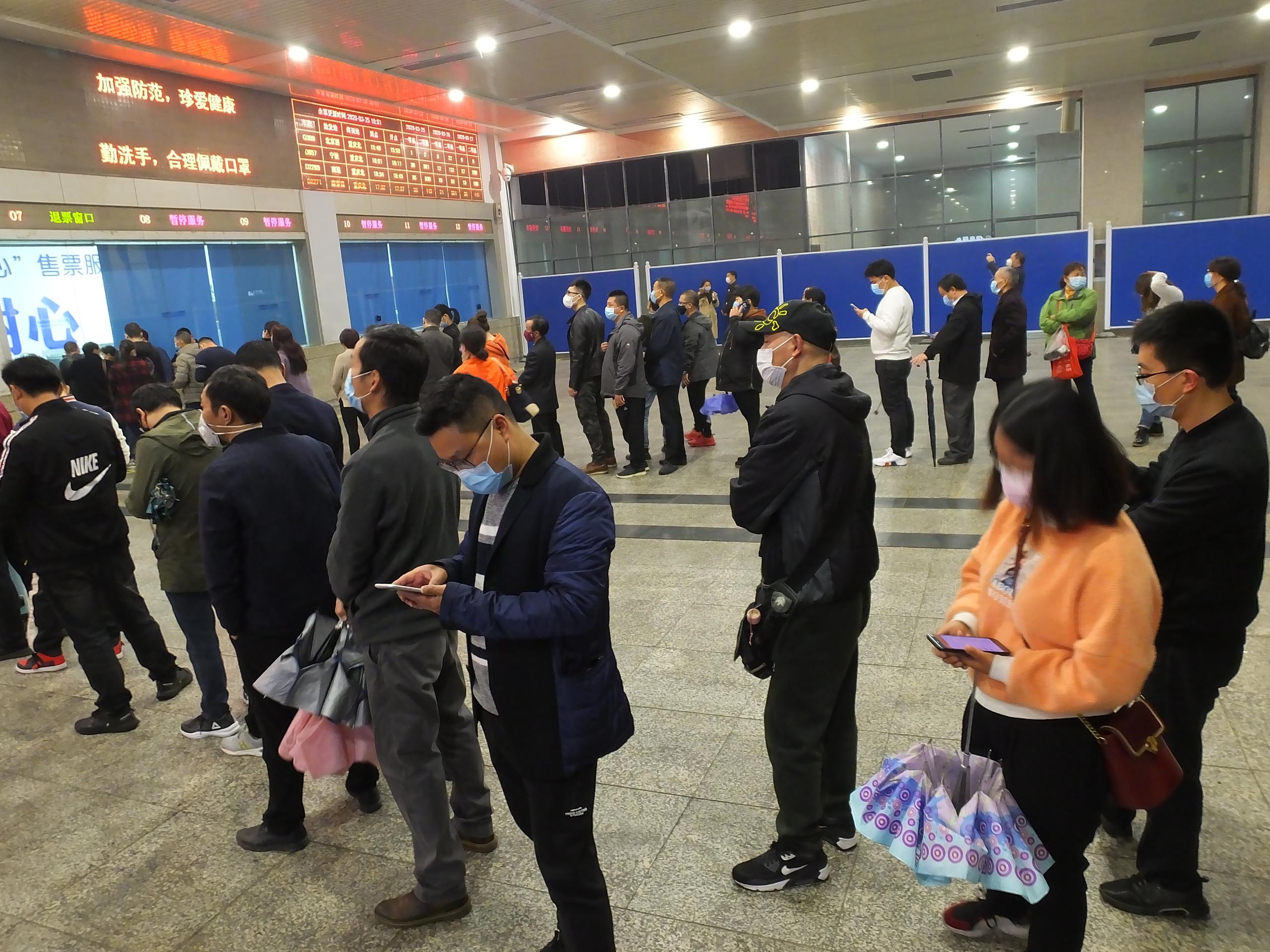 Más de 20,000 personas, entre trabajadores y estudiantes, aguardan en Hubei a su turno para regresar a la capital, según la agencia estatal Xinhua.