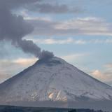 Volcán ecuatoriano Cotopaxi emana una columna de vapor de agua y gases 