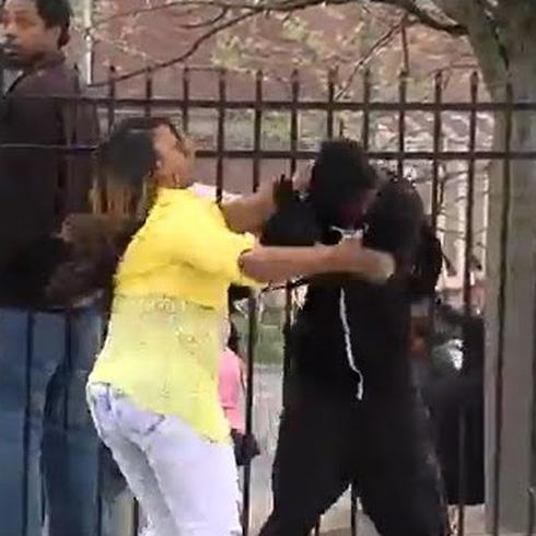 Mamá le da pela a hijo por atacar a la Policía en Baltimore