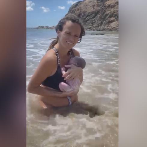 Video viral de madre que parió en la playa