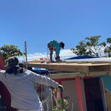 Manos amigas reparan veintena de techos en Yauco