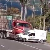 Video: Camión arrastró vehículo en medio de una protesta en Bogotá