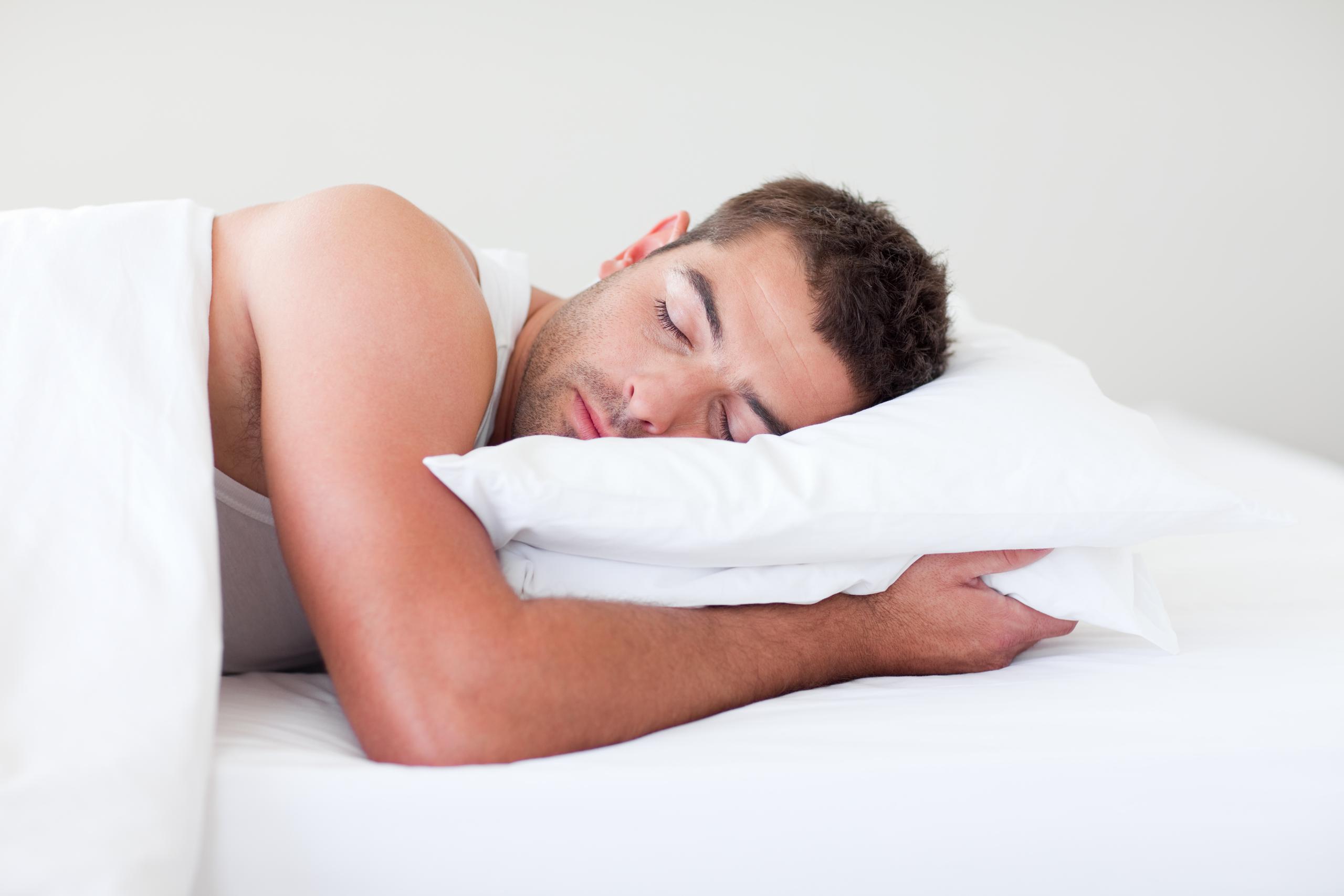Una siesta corta podría mejorar la salud del corazón en las personas que no duermen lo suficiente por la noche.