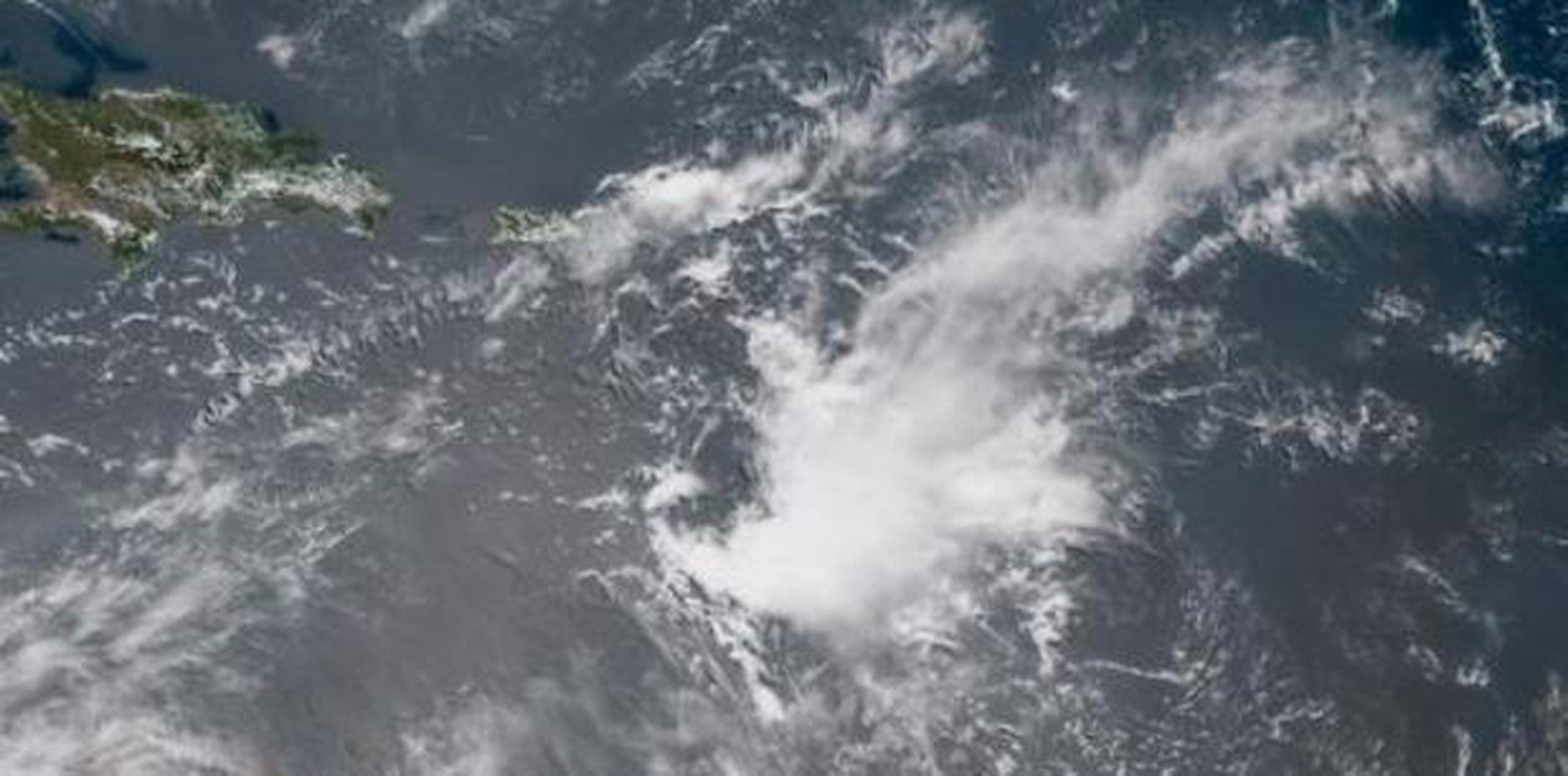 Imagen de satélite de la onda tropical en aguas del mar Caribe y polvo del Sahara. (NOAA)