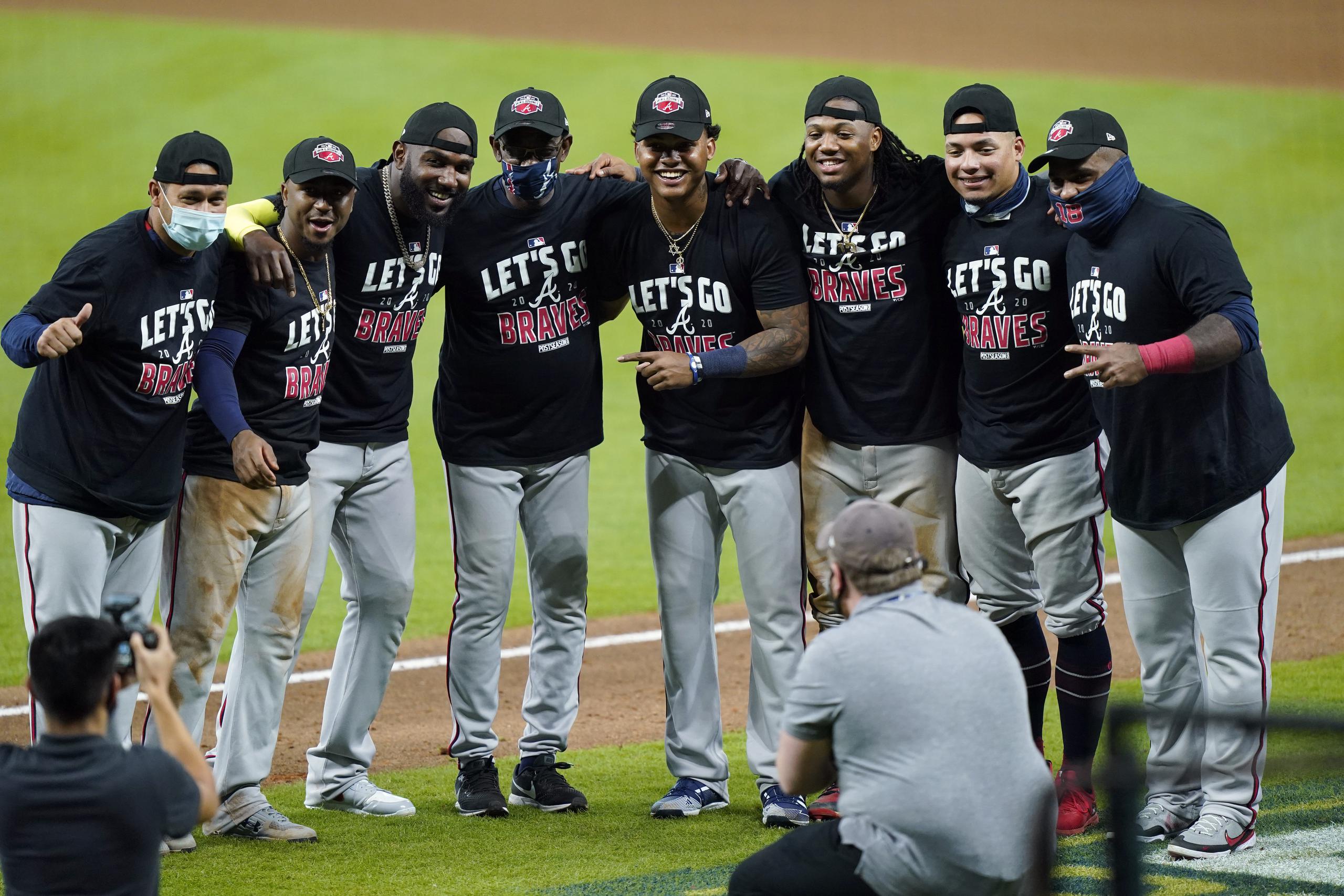 Integrantes de los Braves se toman una foto después de asegurar el pase a la Serie de Campeonato de la Liga Nacional.