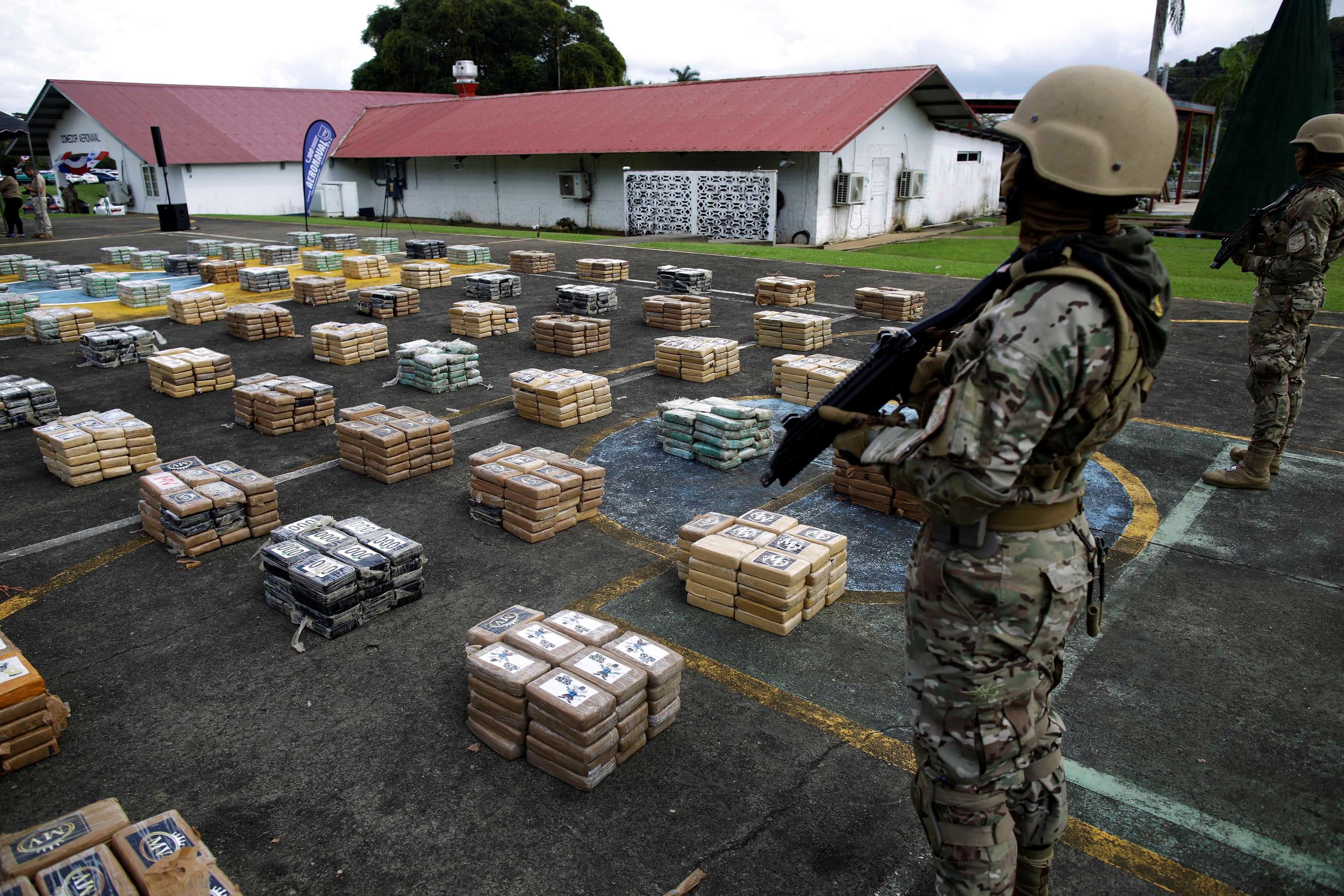 Unidades del Servicio Nacional Aeronaval de Panamá (SENAN), custodian 3,267 paquetes de presunta droga en la base del SENAN en Ciudad de Panamá (Panamá). EFE/Bienvenido Velasco
