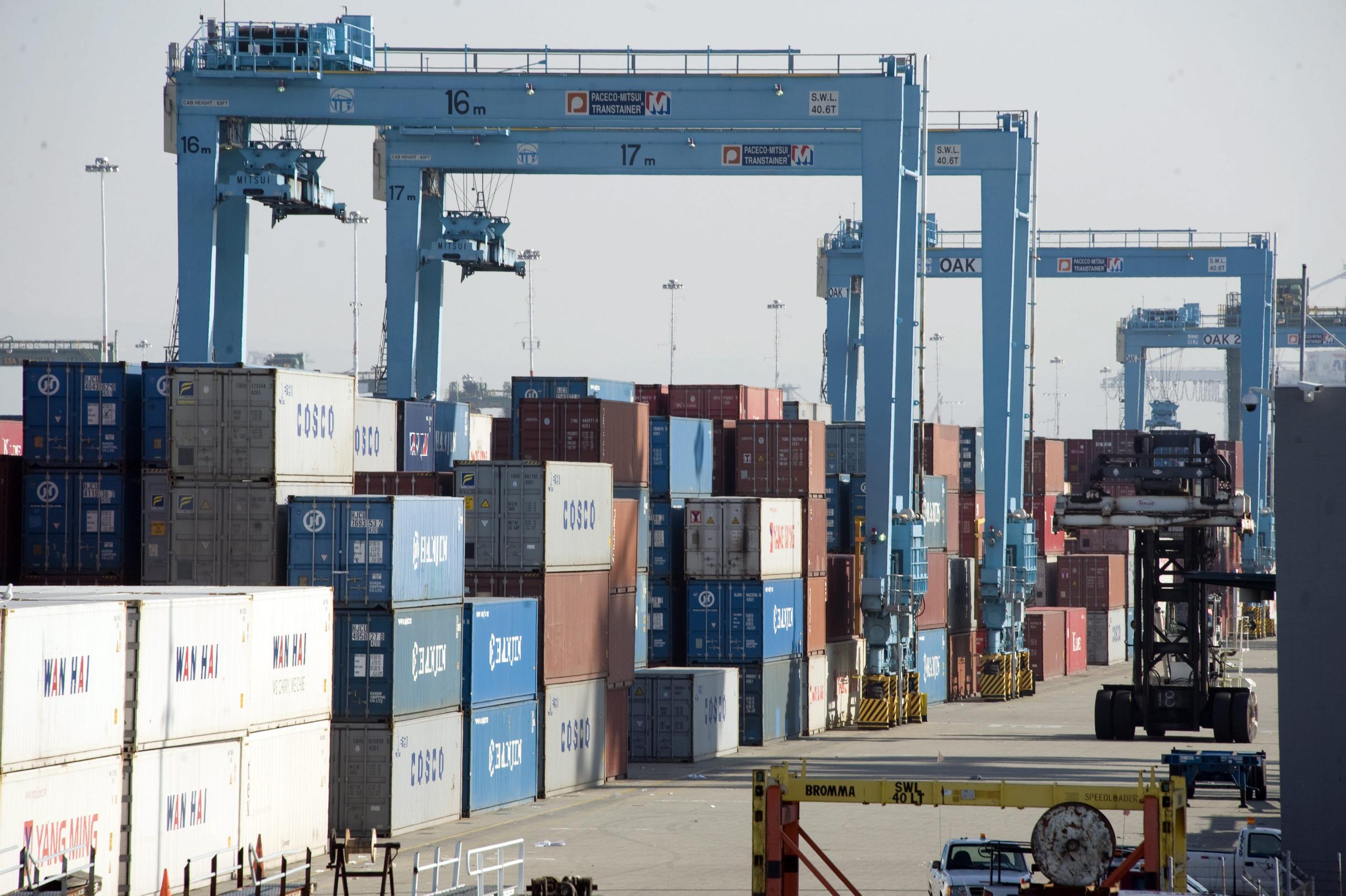 En el quinto mes del año, las importaciones subieron un 0.6% respecto a abril y se situaron en $341,400 millones, (EFE/JOHN G. MABANGLO)