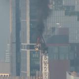 Grúa de construcción se incendia, choca contra edificio y cae a la calle en Manhattan