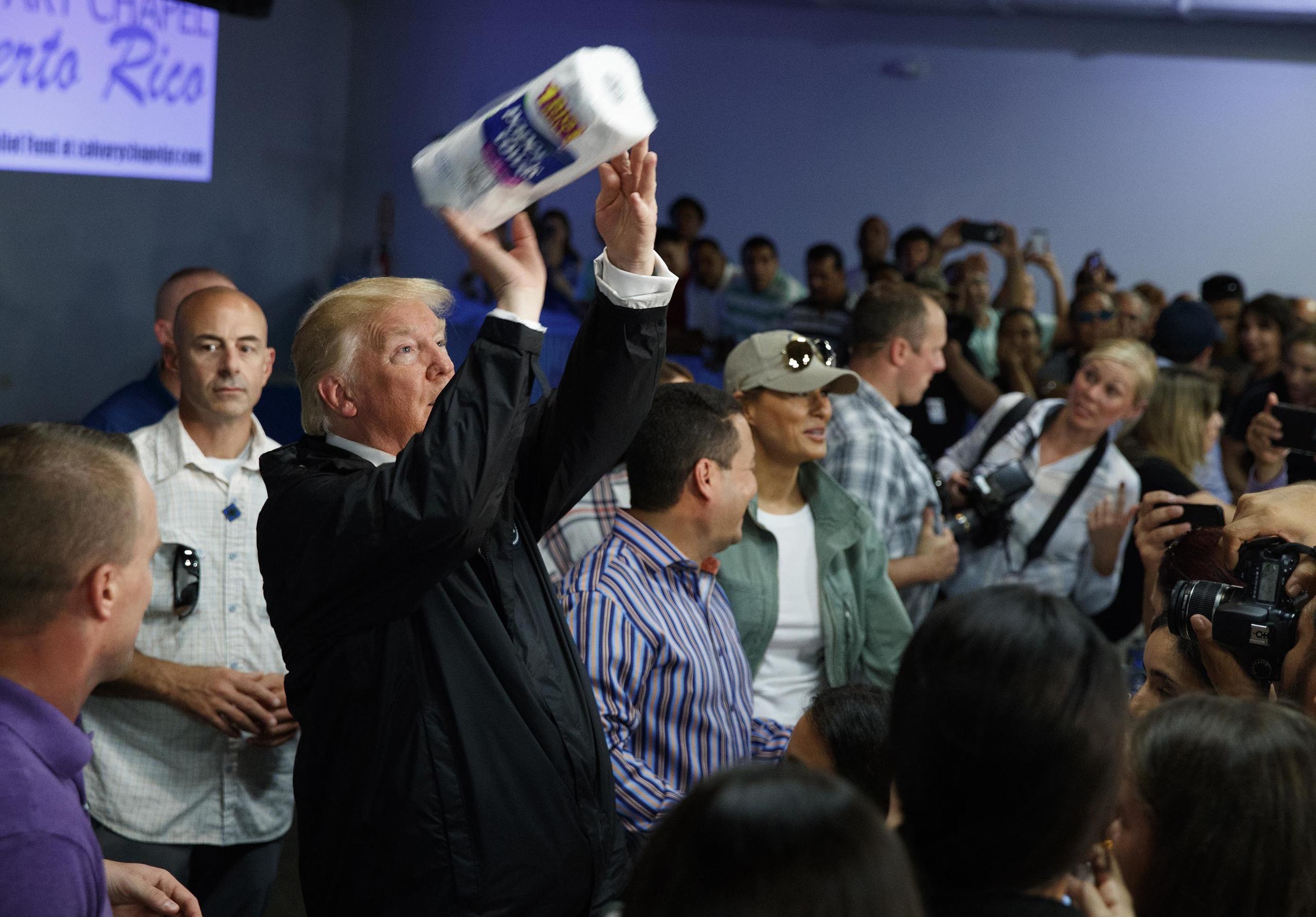 En esta imagen del martes 3 de octubre de 2017, el presidente de Estados Unidos, Donald Trump, lanza toallas de papel a la multitud en la Calvary Chapel, en Guaynabo, Puerto Rico.