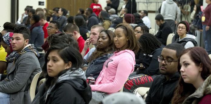 En la Universidad de Maryland,unos 100 alumnos —negros, hispanos, asiáticos y unos cuantos blancos— se reunieron para discutir sobre el entorno racial. (AP)