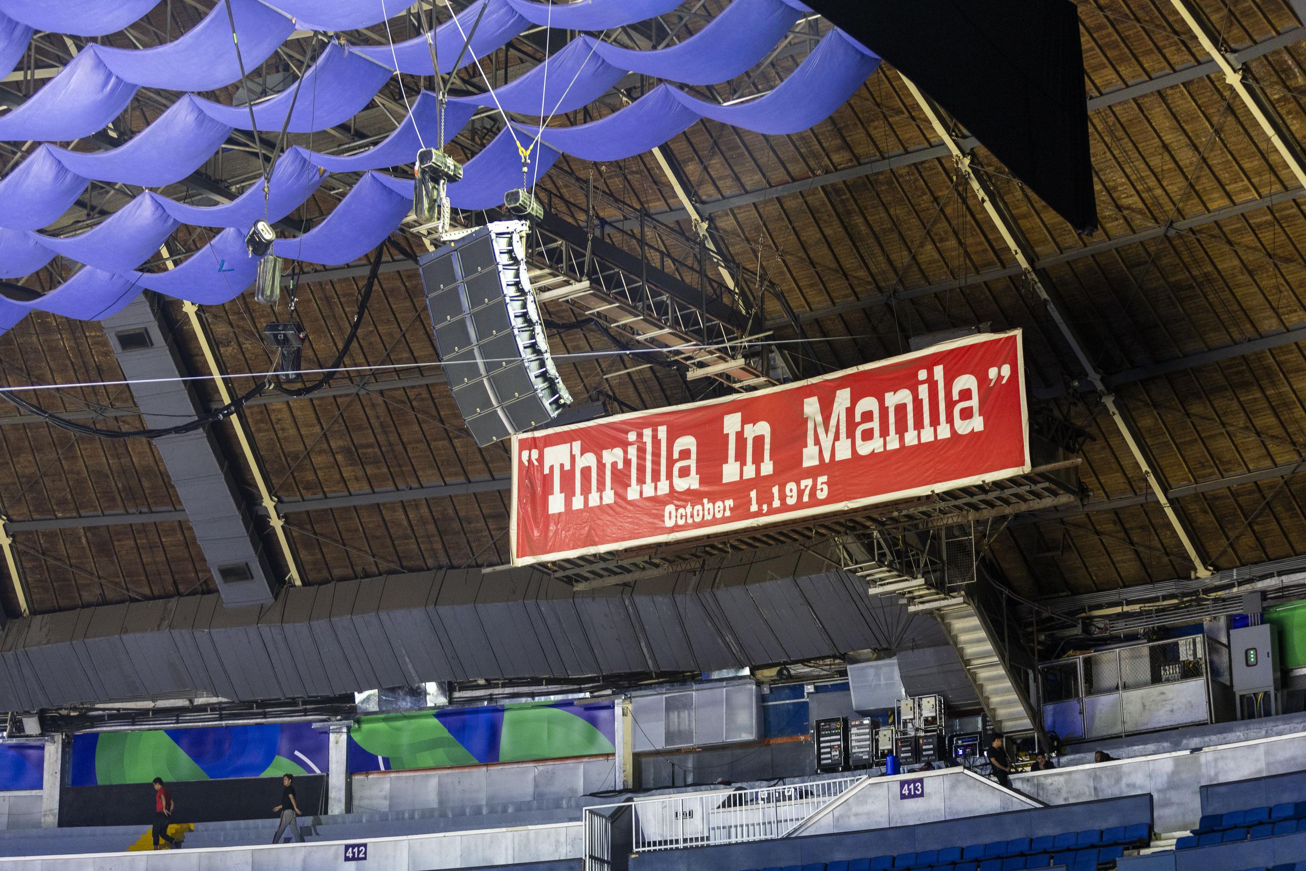 Un cartel que lee “Thrilla in Manila” alusivo a la pelea que sostuvo Muhamed Ali con Joe Frazier el 1 de octubre de 1976 cuelga del techo del Smart Araneta Coliseum.