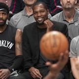 Kevin Durant y Kyrie Irving voltean la página tras caótico verano 