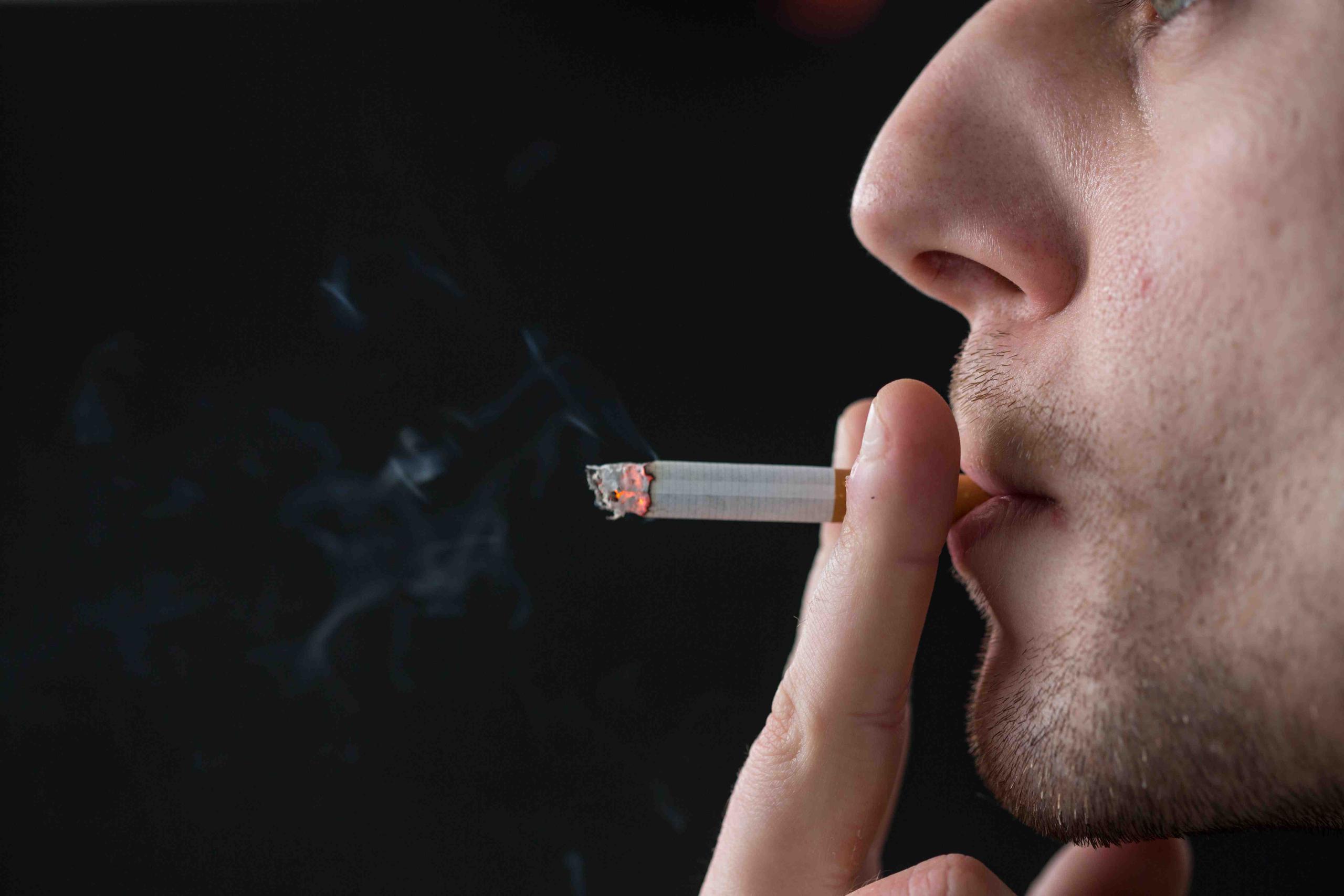 Los usuarios de alcohol y productos de tabaco corren un alto riesgo. (Shutterstock.com)