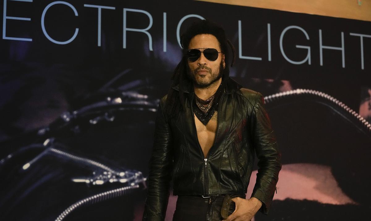 Lenny Kravitz is stirring up the networks by performing exercises in leather pants