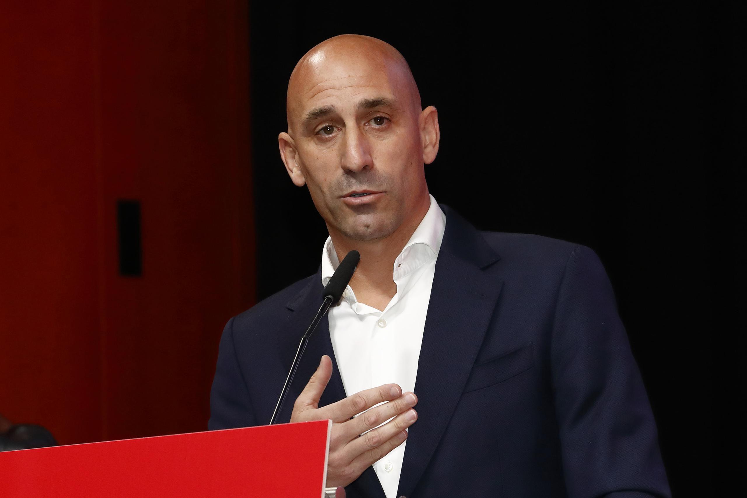 El presidente de la Real Federación Española de Fútbol, Luis Rubiales, habla durante una reunión general de emergencia, en la que insistió en que no renunciará.