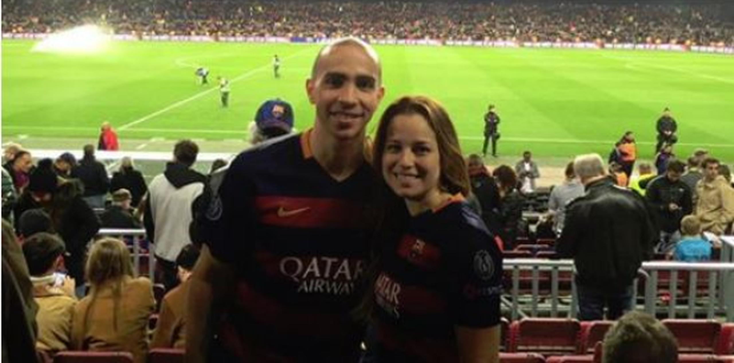 Carlos Arroyo y su esposa Xiomara Escobar en las gradas del Camp Nou para disfrutar de El Clásico del fútbol español. (Captura)