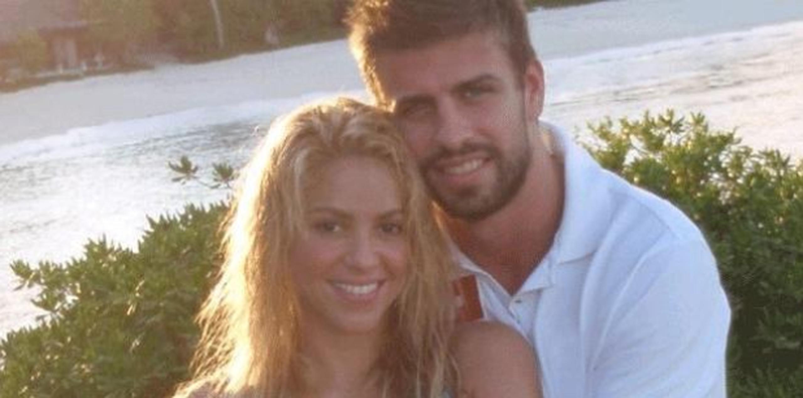 Shakira y el futbolista Gerard Piqué participan del vídeo en el que el menor de los hijos de la pareja patea una bola. (Archivo)