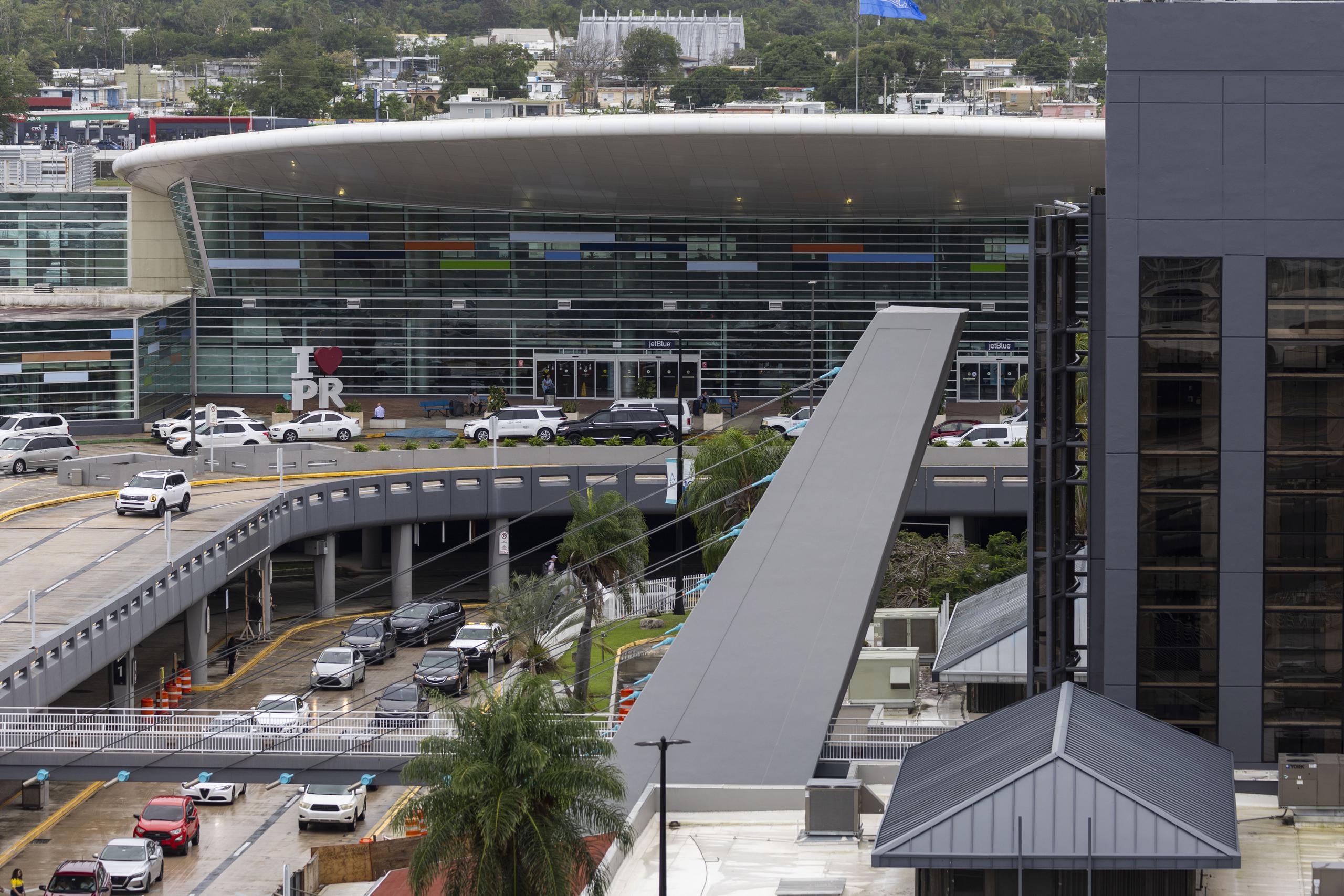 El operador del Aeropuerto Internacional Luis Muñoz Marín, recomendó a los viajeros con vuelos en el día de hoy, a que se mantengan en contacto con sus líneas aéreas ante posibles atrasos en sus vuelos.