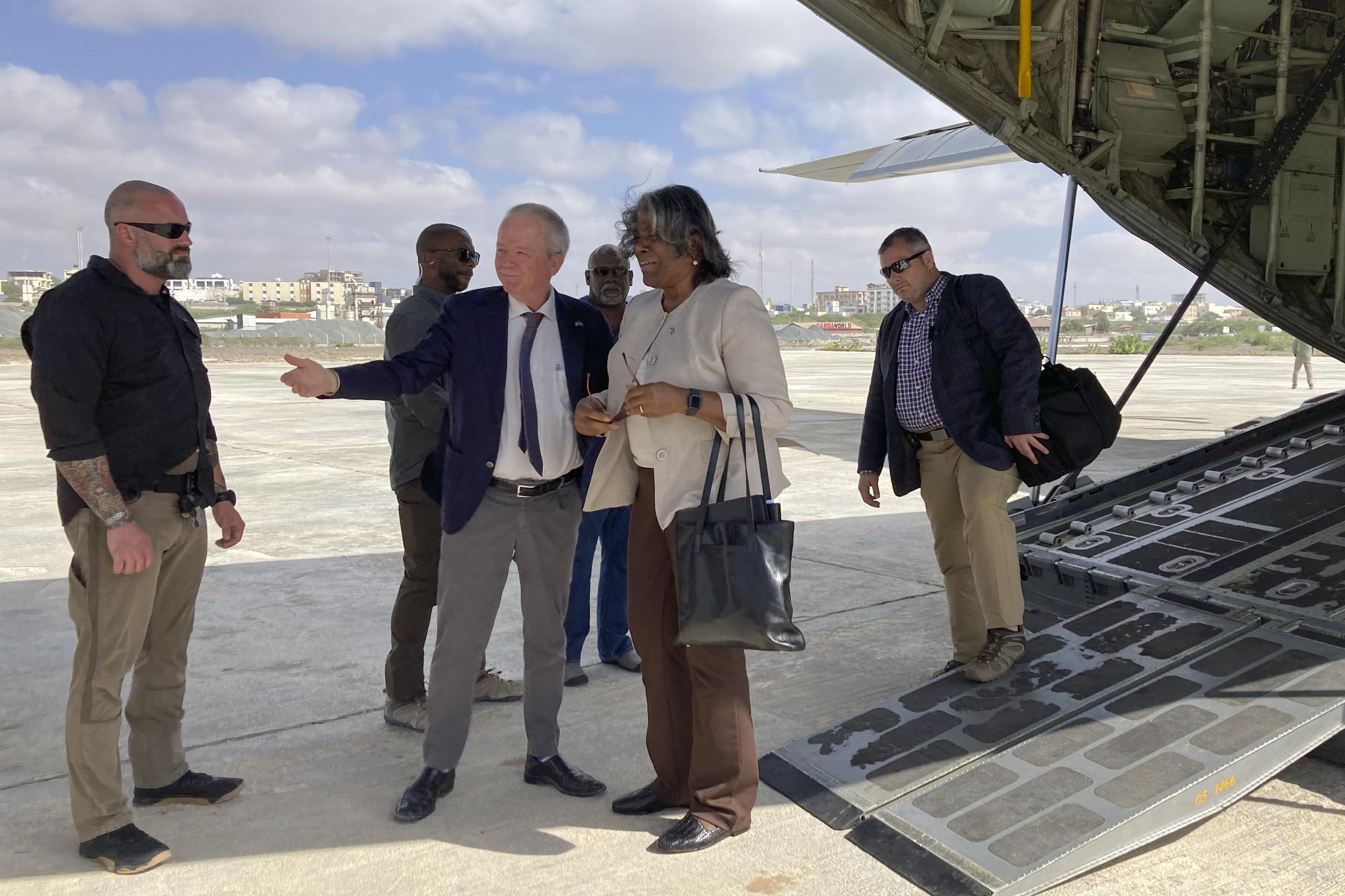 La embajadora de Estados Unidos ante las Naciones Unidas, Linda Thomas-Greenfield, en el centro, es recibida por el embajador de Estados Unidos en Somalia, Larry Andre, en el centro a la izquierda, a su llegada a Mogadiscio, Somalia, el domingo 29 de enero de 2023. (Foto AP/Cara Anna)
