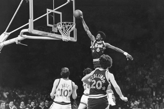Uno de los grandes talentos de la NBA que brilló en la década del 1980, aunque venía jugando desde los 70 lo era Julius Erving, quien fue apodado Doctor J.
