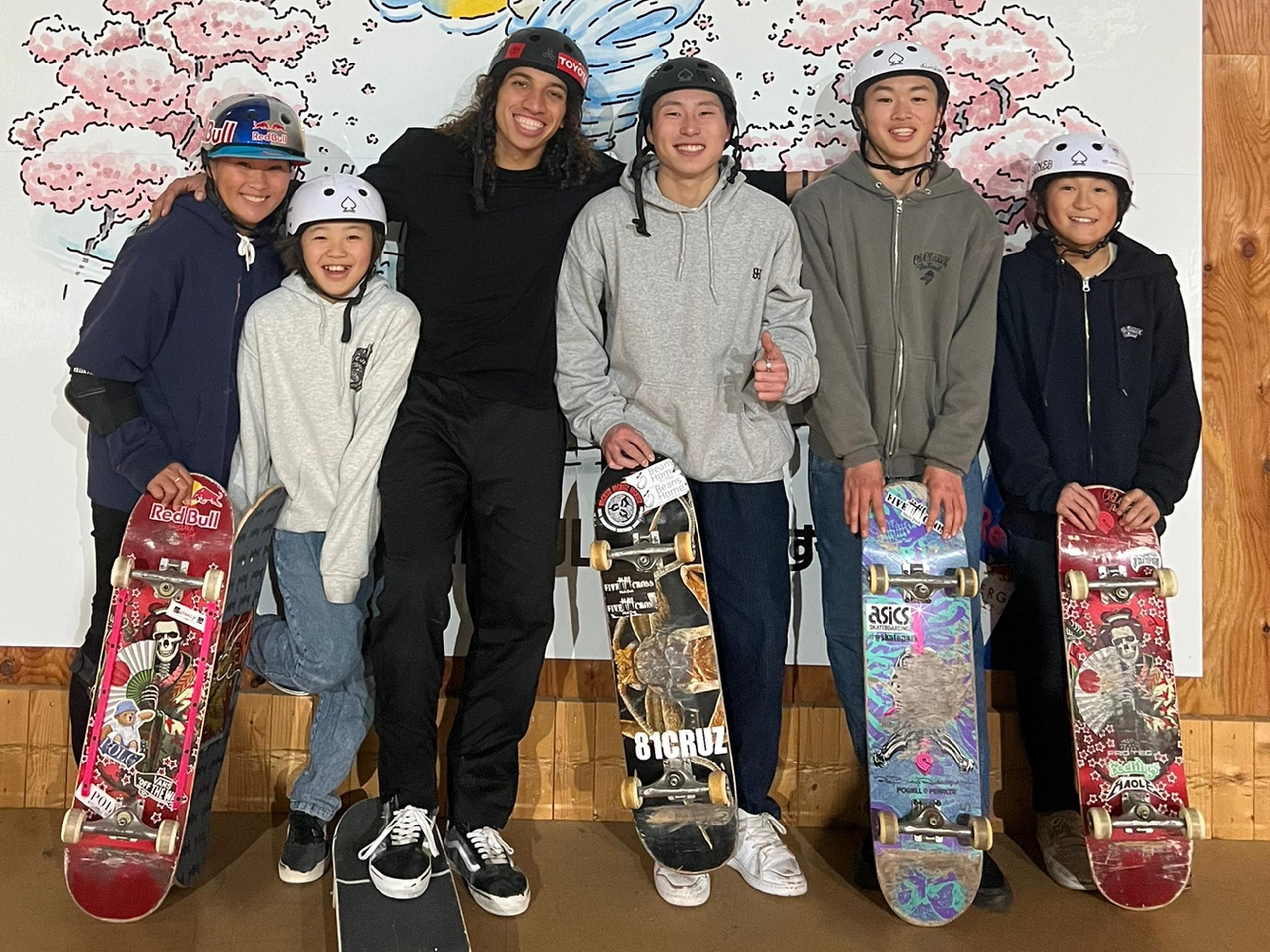 Steven Piñeiro posa con sus amigos japoneses skaters durante el campamento de entrenamiento que realiza en la ciudad de Nagoya previo al Campeonato Mundial de Street desde febrero en los Emiratos Árabes.