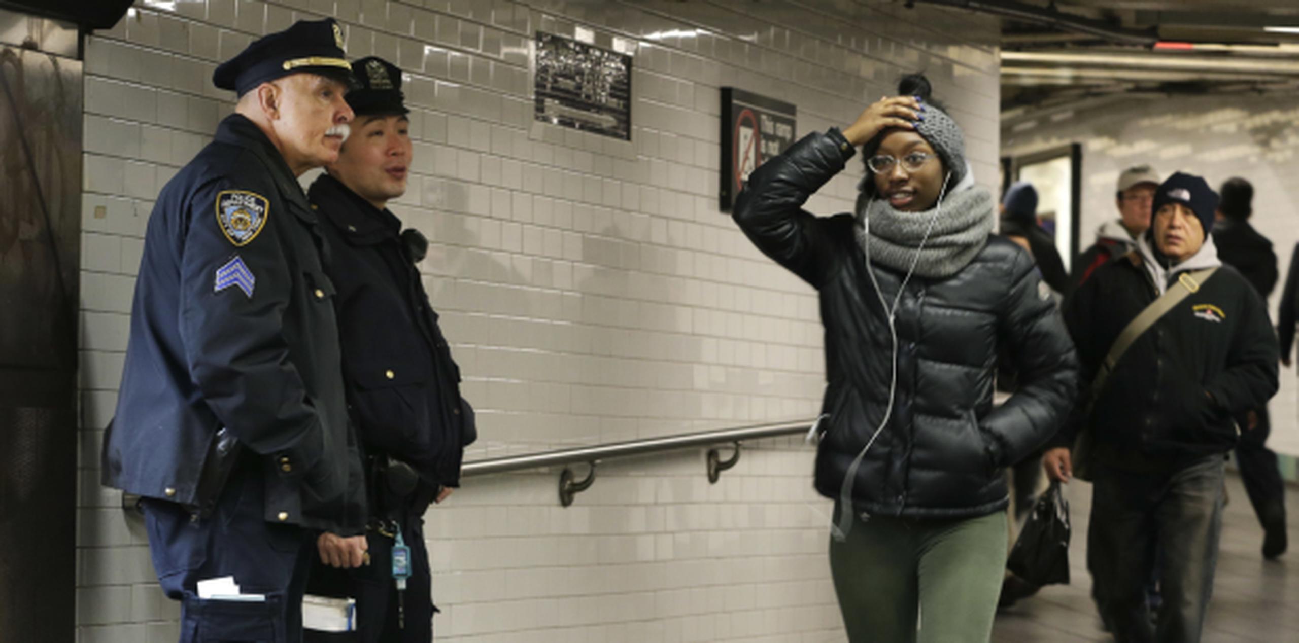 Policías patrullan el pasillo que conecta el Terminal de Autobuses de Port Authority y la estación de metro de Times Square hoy, martes. (AP / Seth Wenig)