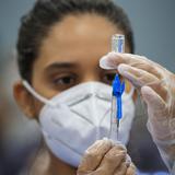 Vacunas contra COVID salvaron 20 millones de vidas, según estudio