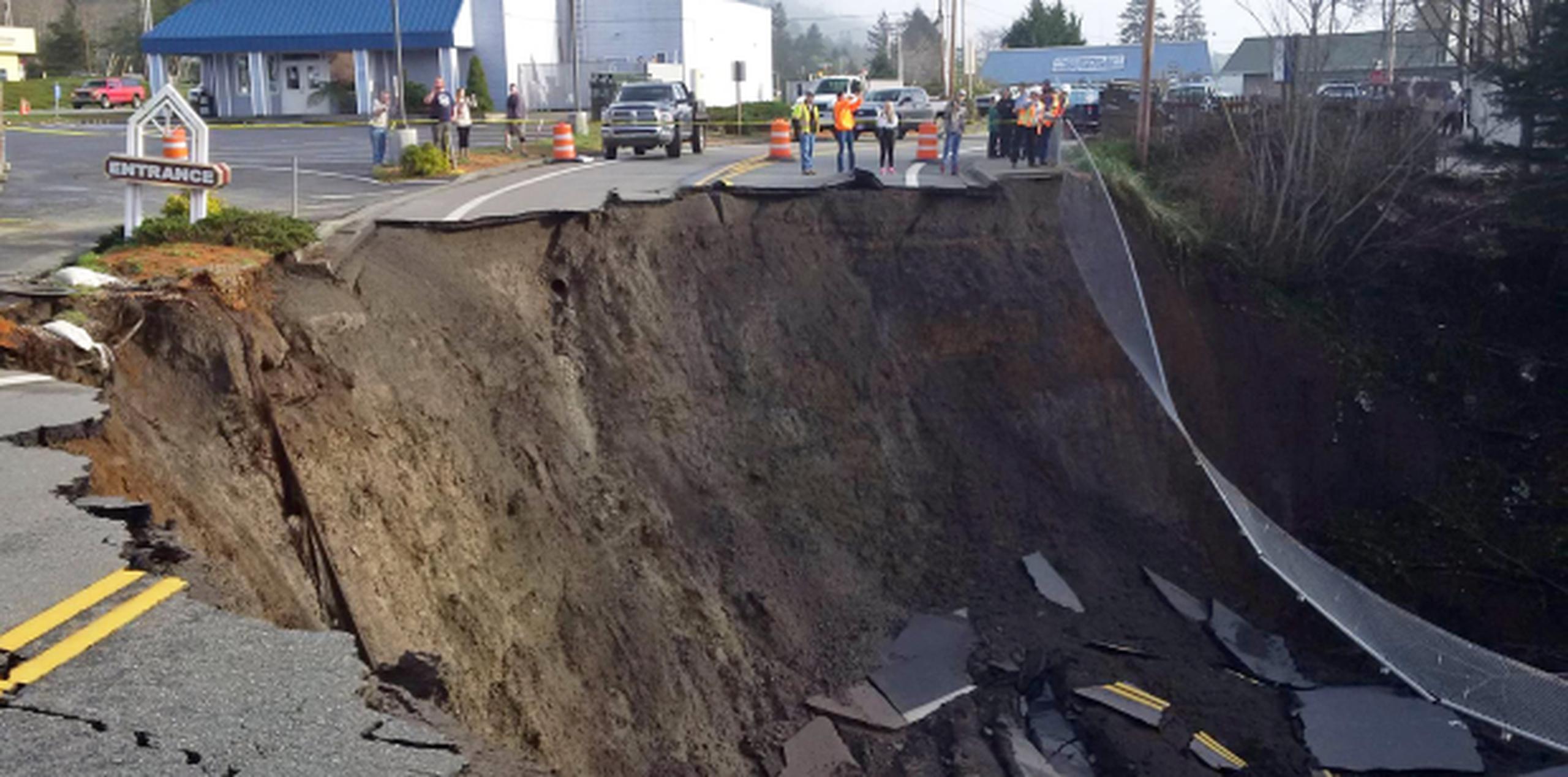 El hundimiento de suelo en la Carretera 101 ha estado afectando a residentes de Harbor, en el condado Curry. (Departamento de Transporte de Oregon vía AP)
