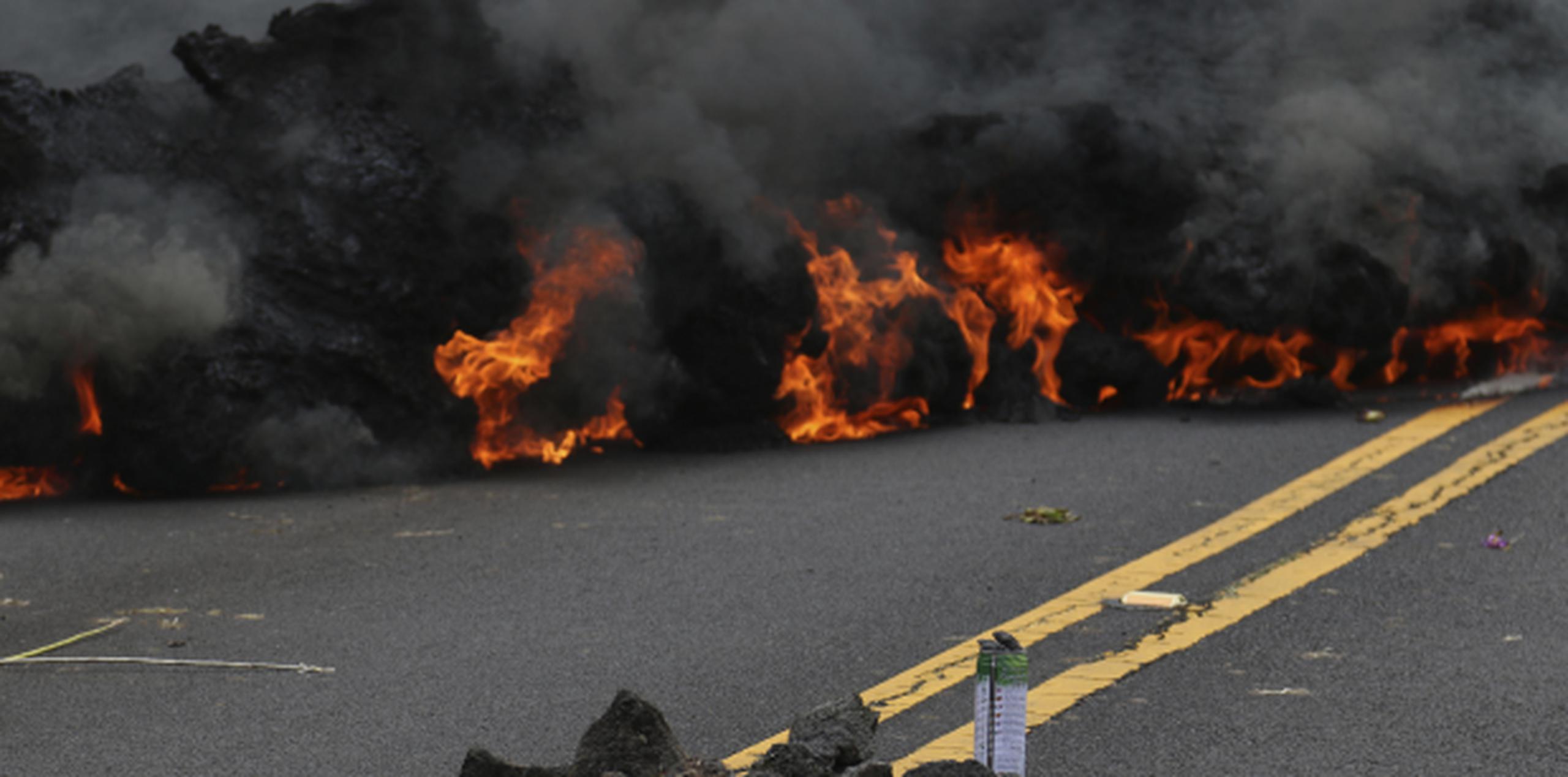 La lava recorre y destruye carreteras en este sector de Hawaii. (AP)
