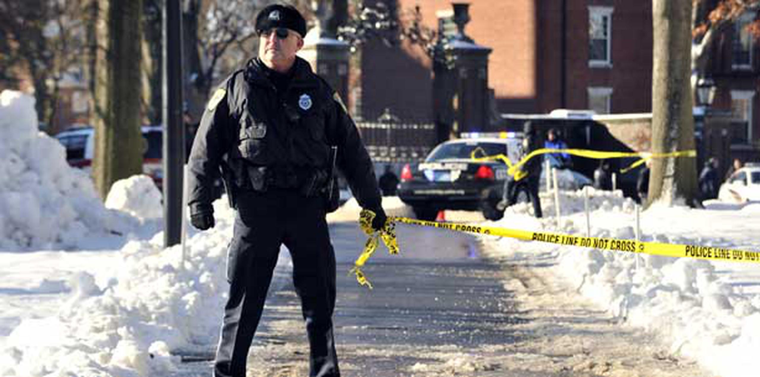La Universidad de Harvard ordenó desalojar cuatro edificios de su campus y alertó a la Policía por tener informaciones "no confirmadas" sobre la existencia de explosivos. (AP/Josh Reynolds)