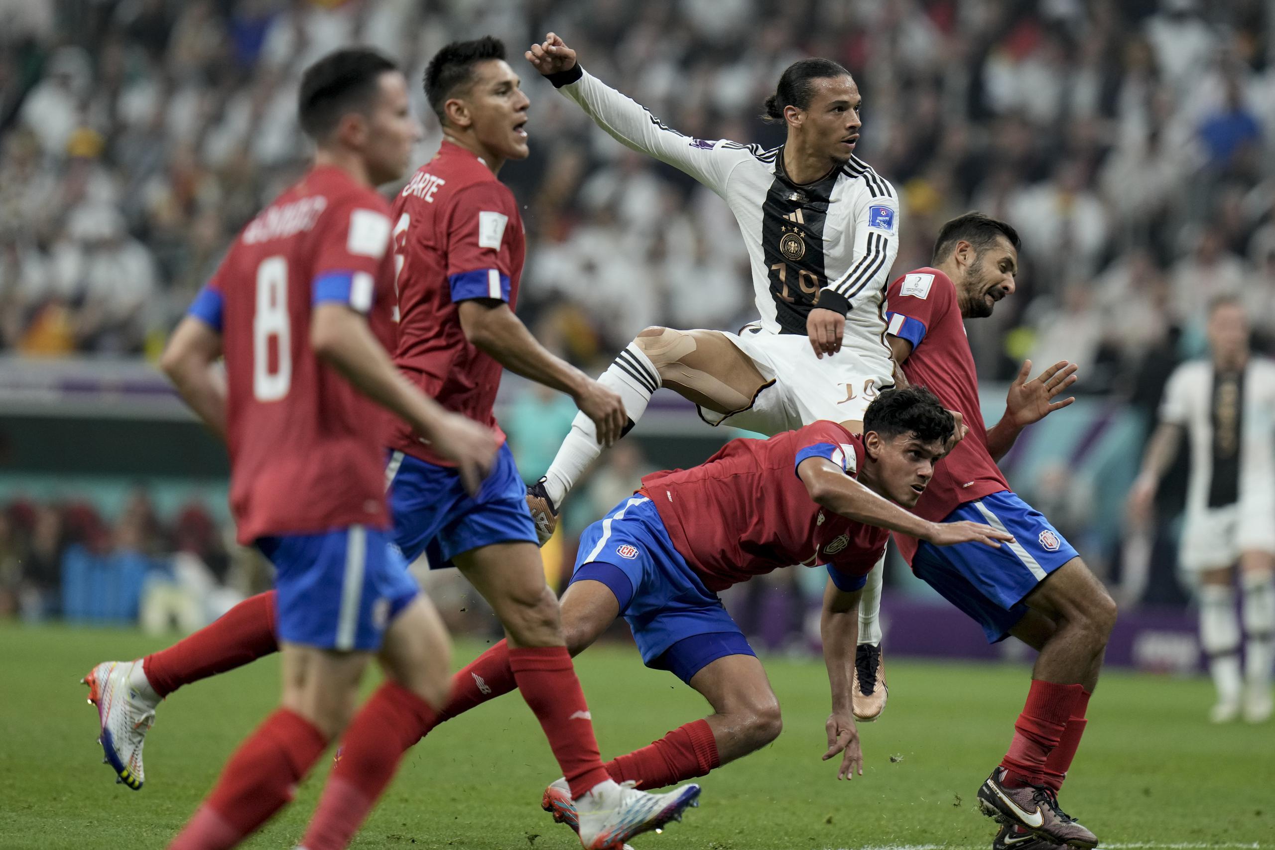 El alemán Leroy Sane, de 19 años, intenta un ataque durante el partido contra Costa Rica por el Grupo E de la Copa Mundial en el Estadio Al Bayt en Jor, Qatar.
