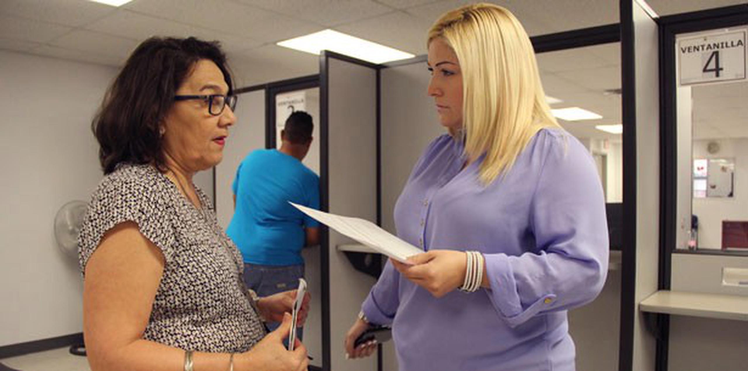 Nancy Vega, directora del Registro Demografico, habla con la empleada Eidivannie Molina sobre los nuevos formularios.  (alex.figueroa@gfrmedia.com)