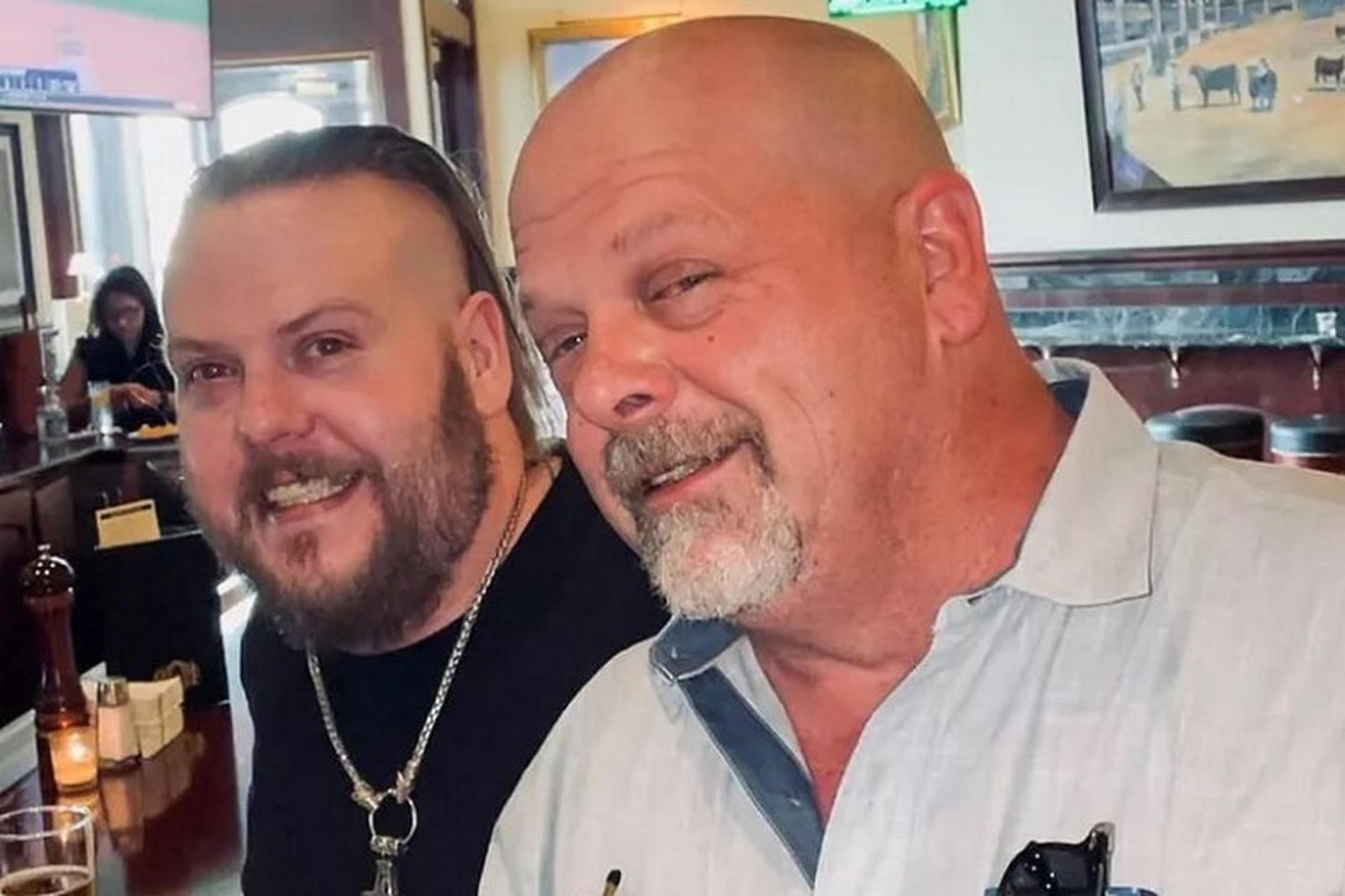 Rick Harrison con su hijo Adam. Segun informo TMZ, el hijo del presentador de Pawn Stars falleció de una sobredosis.