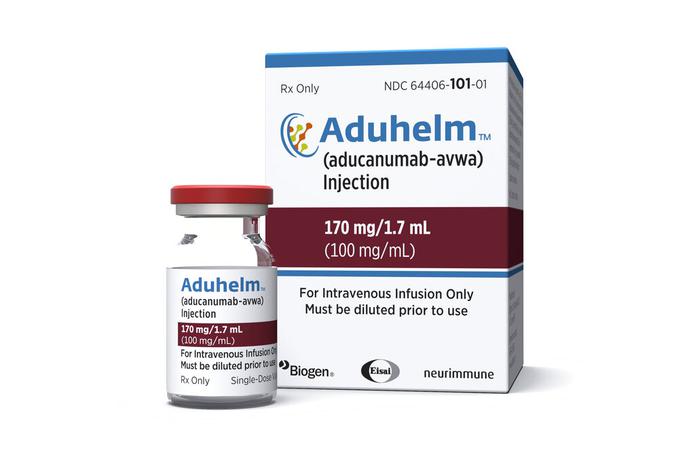 La foto distribuida por el laboratorio farmacéutico Biogen1 muestra un frasco y envase de Aduhelm. 