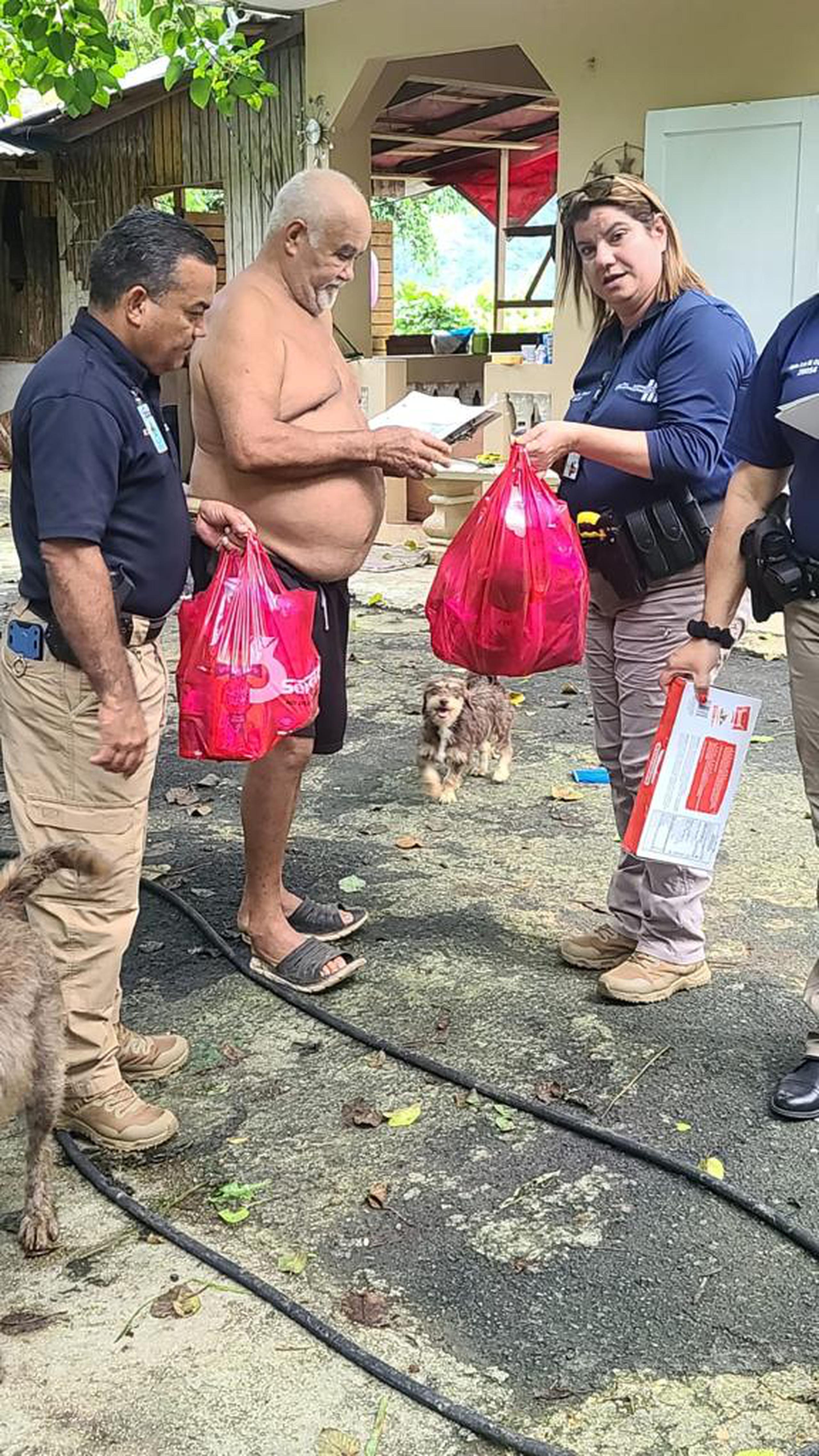 Los residentes del sector Hacienda del barrio Cacao recibieron alimentos donados por los agentes y un supermercado de ese municipio.