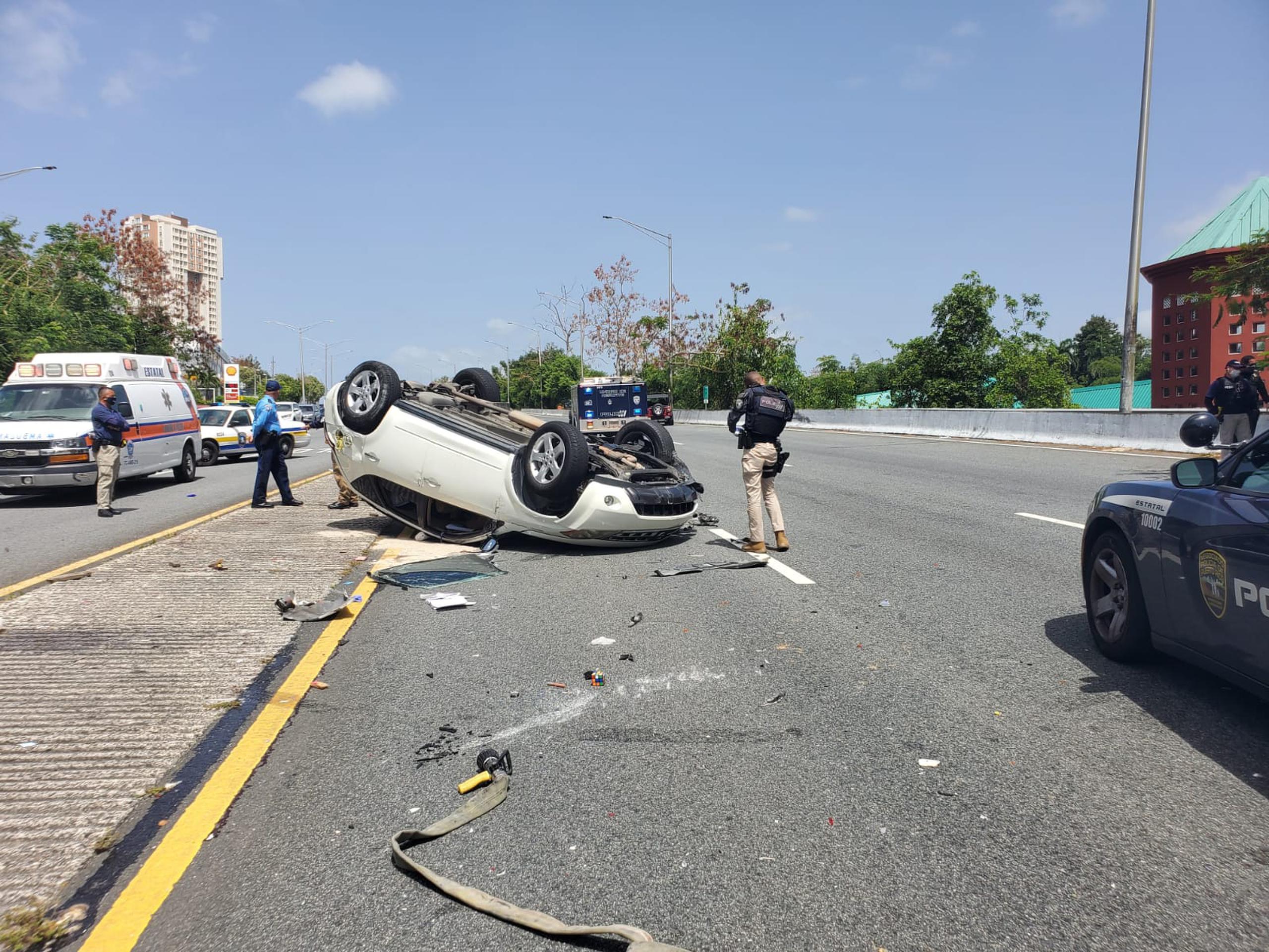 Una conductora falleció en un accidente de tránsito ocurrido esta tarde en la carretera PR-199 frente al centro comercial los paseos, tras impactar un jeep y volcarse.