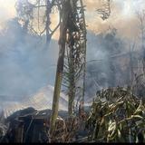 Bomberos trabajan en la extinción de un incendio en comunidad ponceña