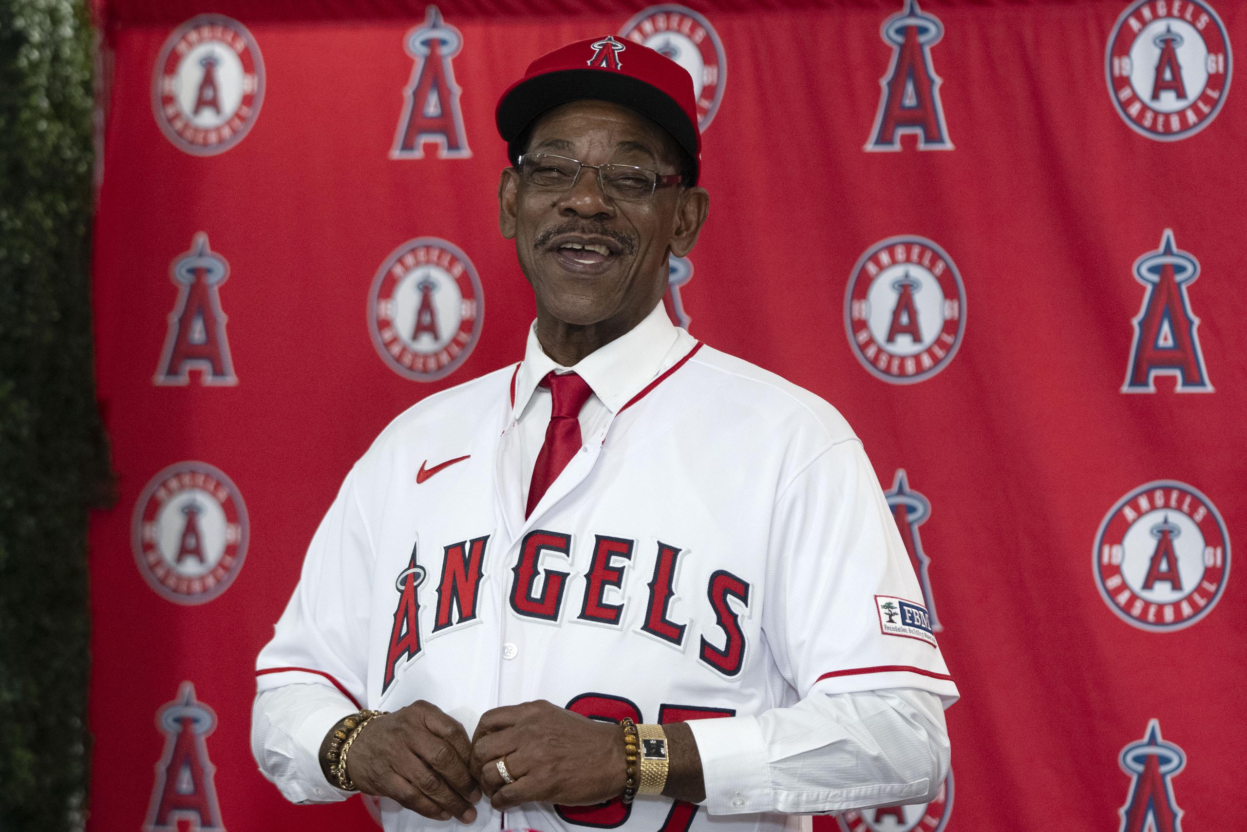Ron Washington se abotona la camisa de los Angels al ser presentado como el cuarto mánager del equipo en poco más cinco años.