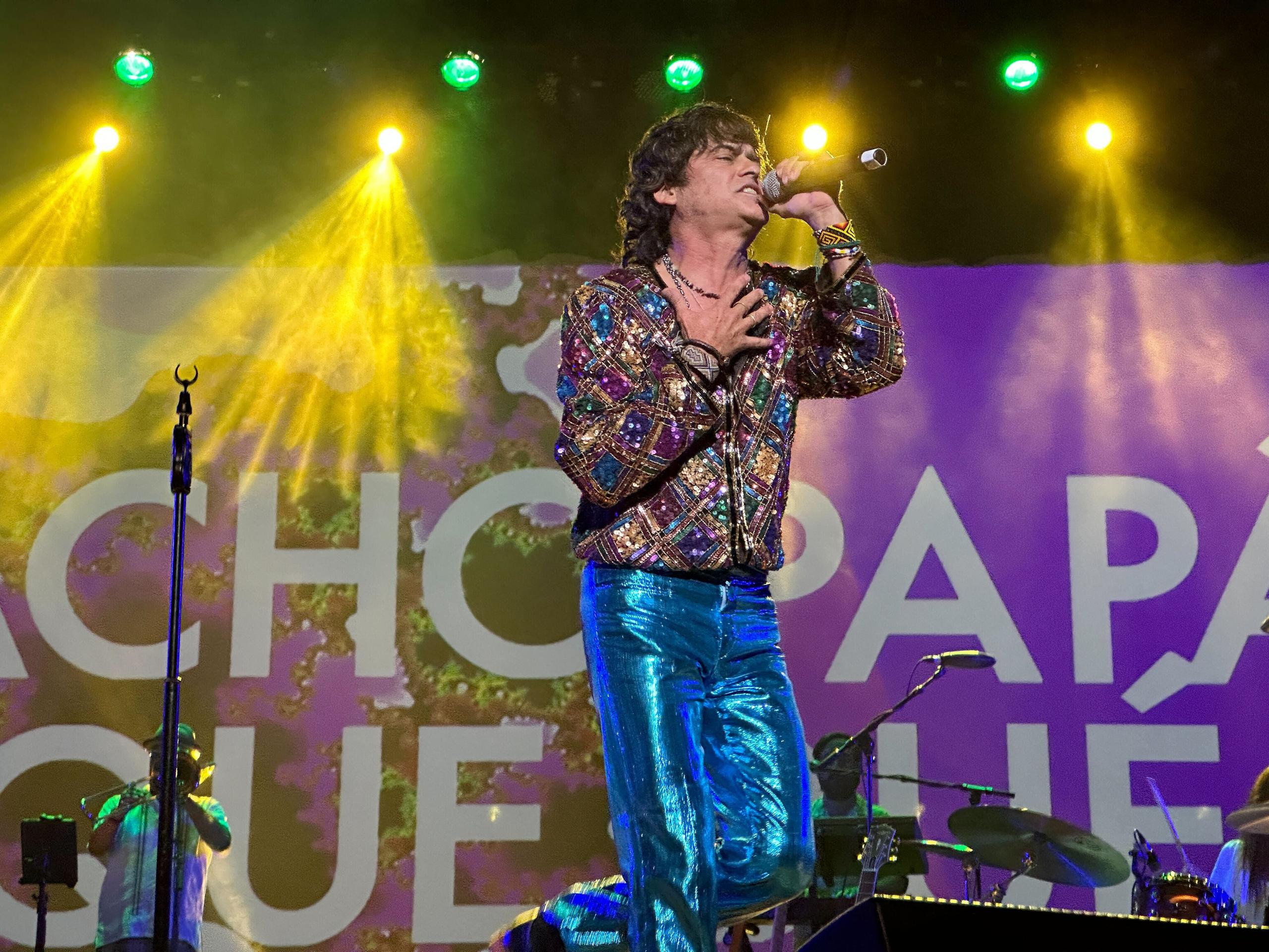 Javier Hiram, vocalista de Vivanativa entrega el corazón al público con su interpretación de "Es un nuevo Día".