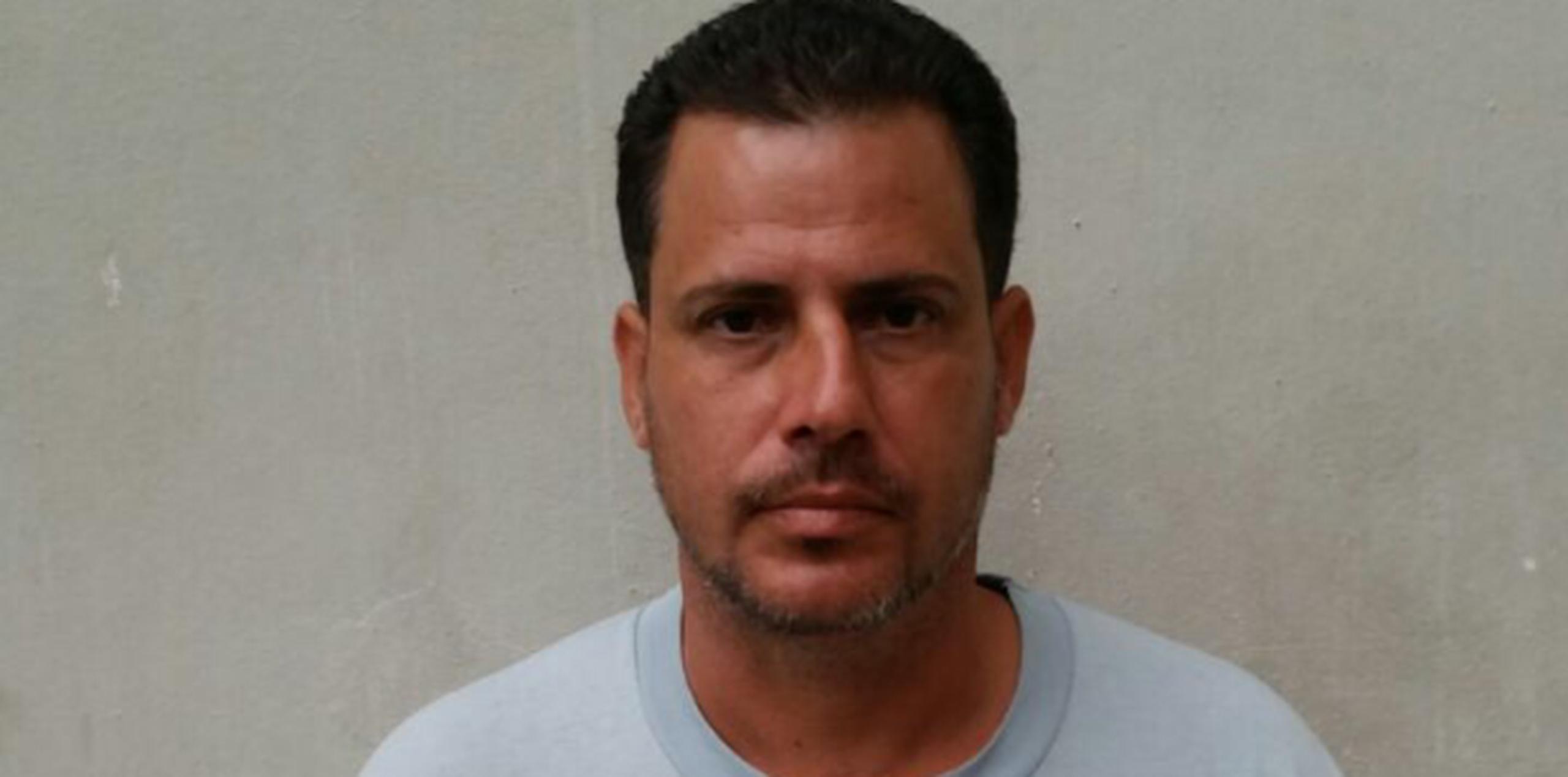 Cruz Rivera, de 41 años, fue arrestado mientras vendía pinchos en el barrio El Duque de Naguabo. (suministrada)