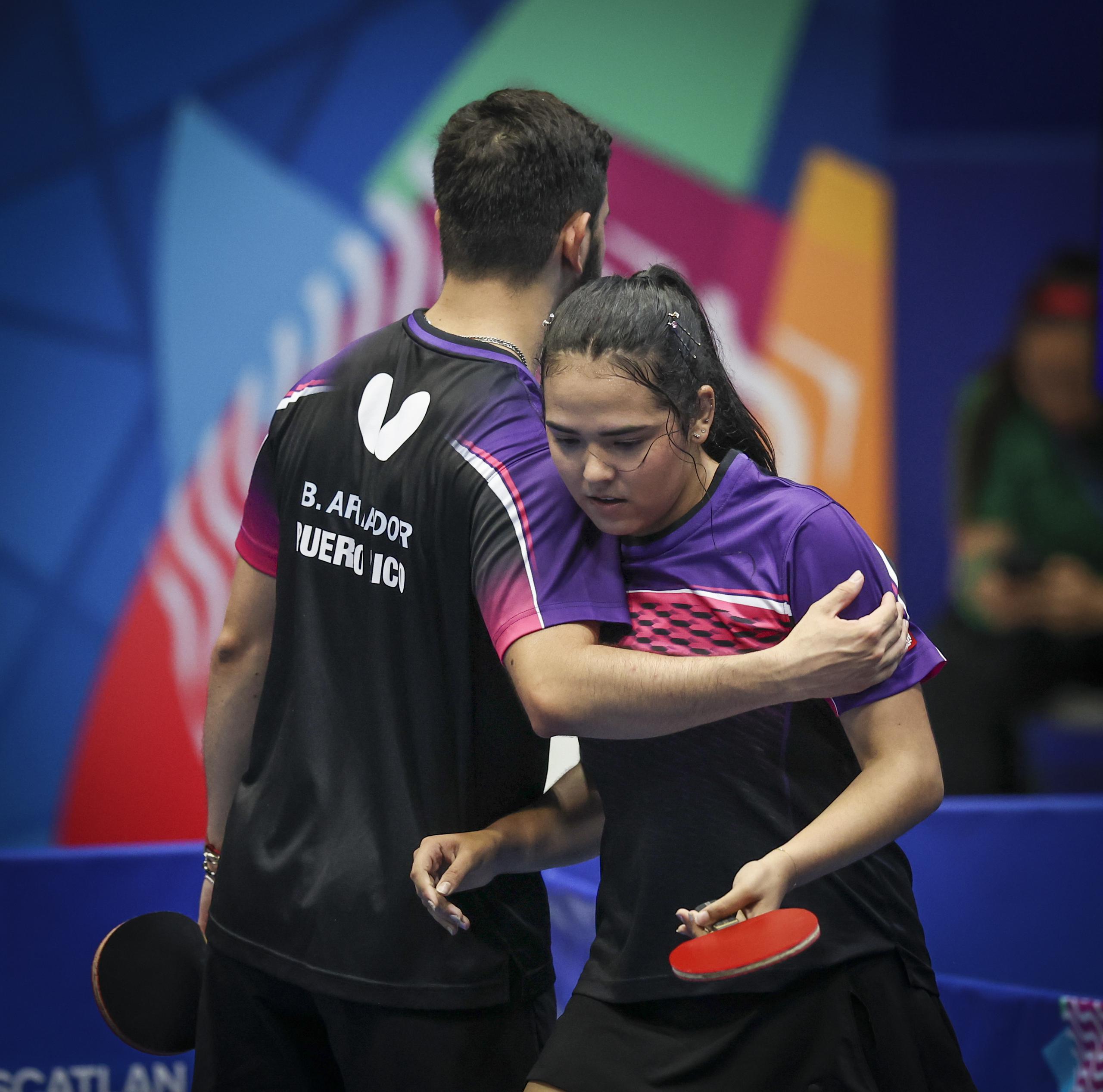 El rostro de Adriana Díaz y el gesto de su primo Brian Afanador confirma el impacto de haber sido sorprendidos en la semifinal del doble mixto.