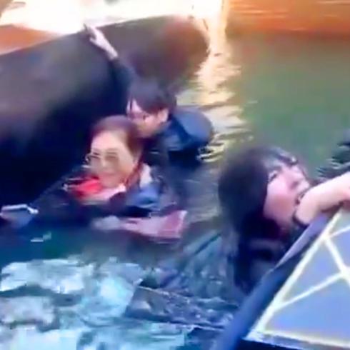 No hicieron caso: turistas caen en canal de Venecia por tomarse "selfies"