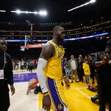 Los Lakers confían que LeBron James usará su uniforme otra vez 