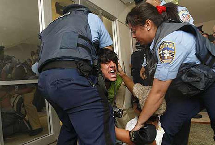 La policía arrestó a ocho estudiantes durante la manifestación dentro del campus. (Primera Hora / Gerald López Cepero)
