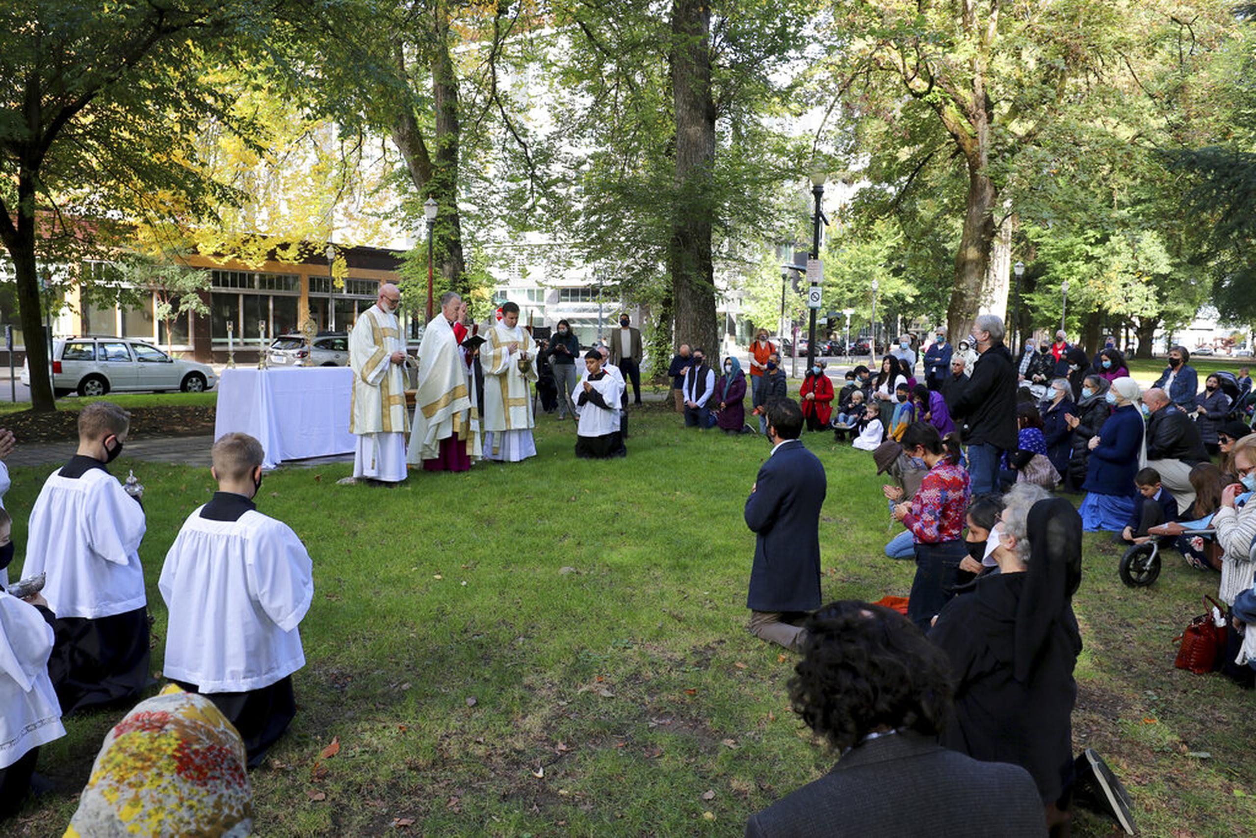 El arzobispo Alexander Sample realiza un exorcismo para alejar los espíritus malignos de la ciudad de Portland, en Oregon.