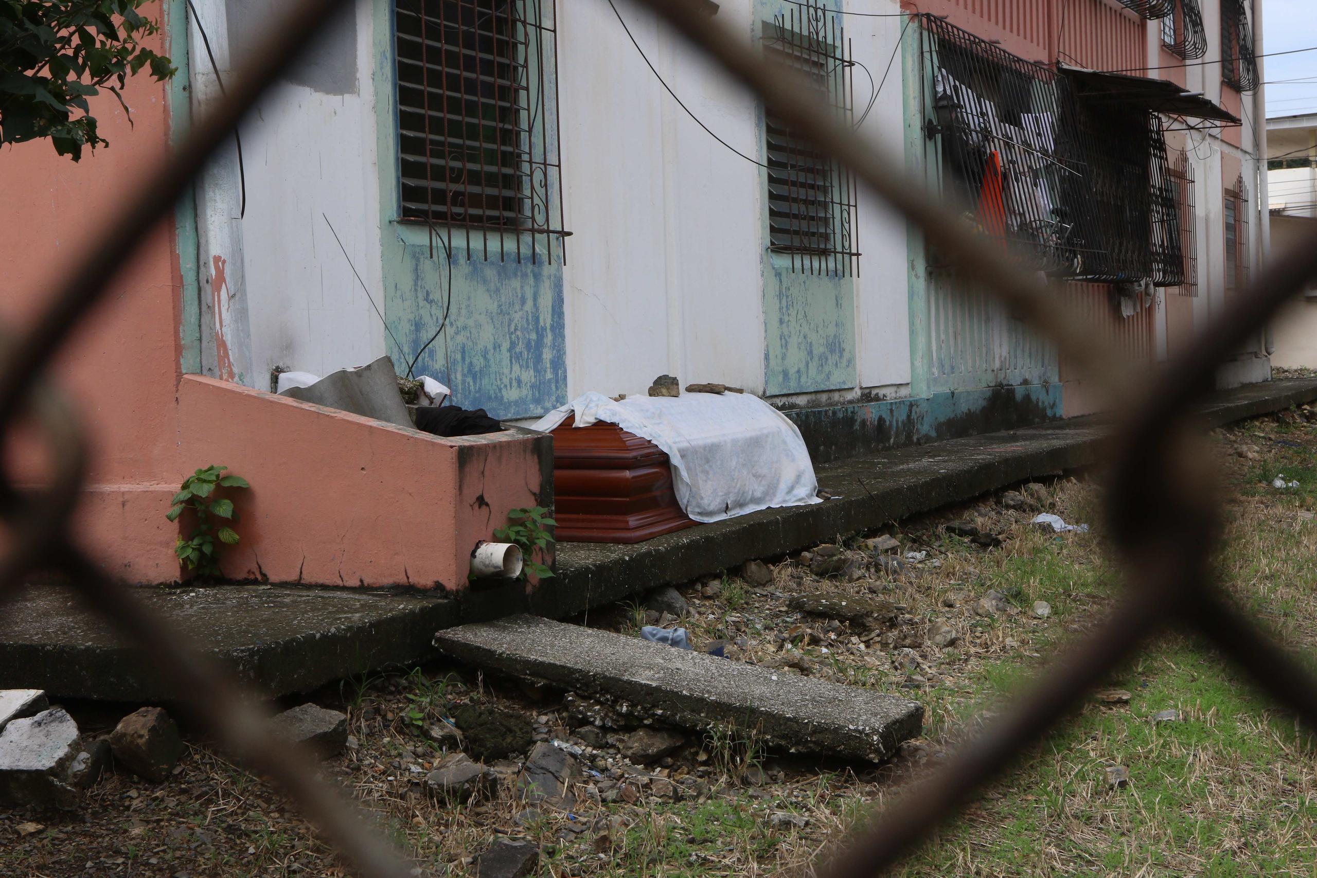 Fotografía cedida por el Diario Expreso que muestra un féretro con un fallecido que deberá ser recogido por las autoridades para ser enterrado, este miércoles en Guayaquil, Ecuador.