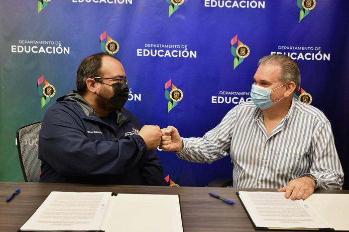 El secretario de Educación, Eliezer Ramos Parés, junto al director ejecutivo del Fondo de Fomento de la Industria Lechera, José Orlando Fabré Laboy, durante la firma del acuerdo.