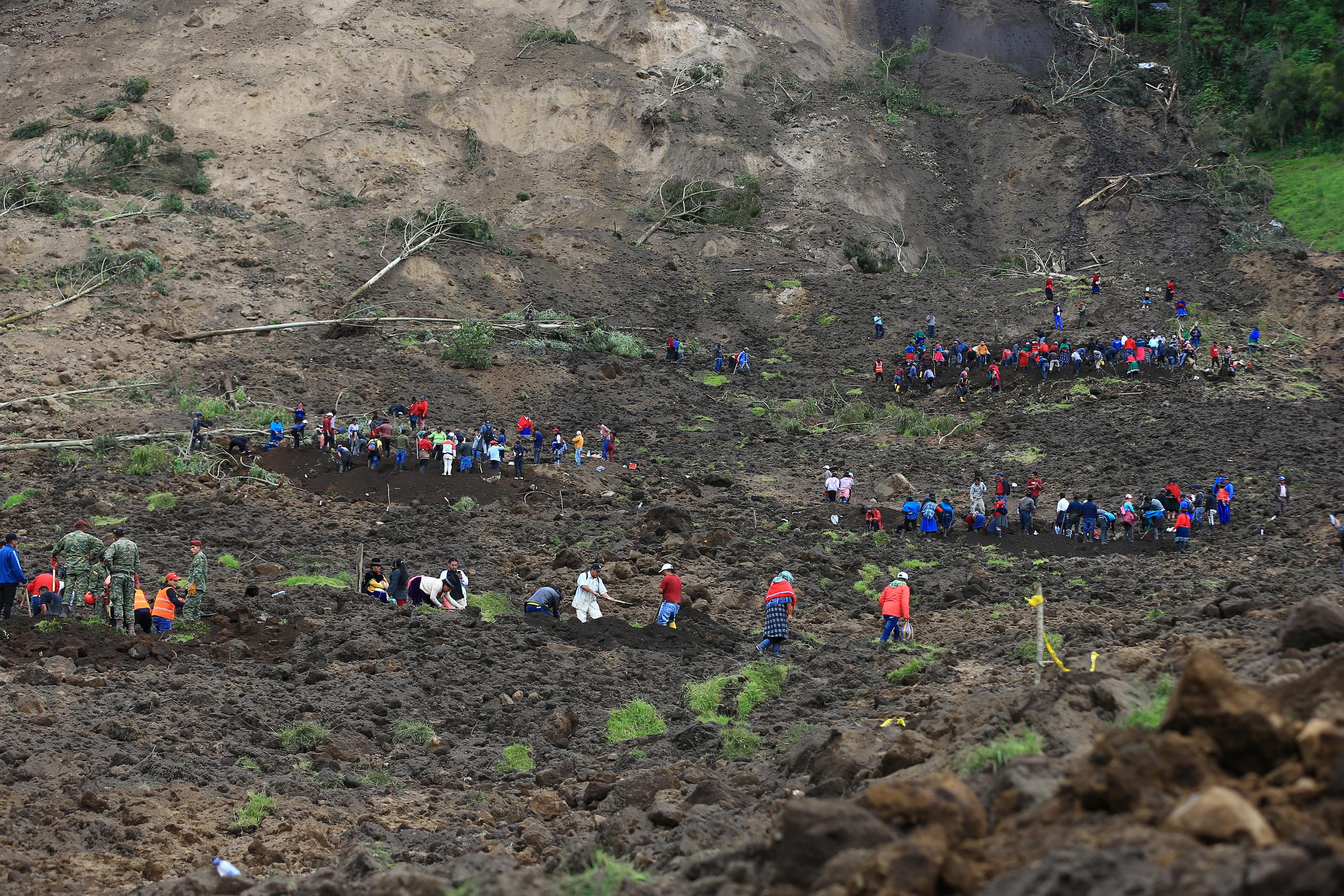 Rescatistas y pobladores buscan a las víctimas del alud, en Alausí (Ecuador), en una fotografía de archivo. EFE/ José Jácome

