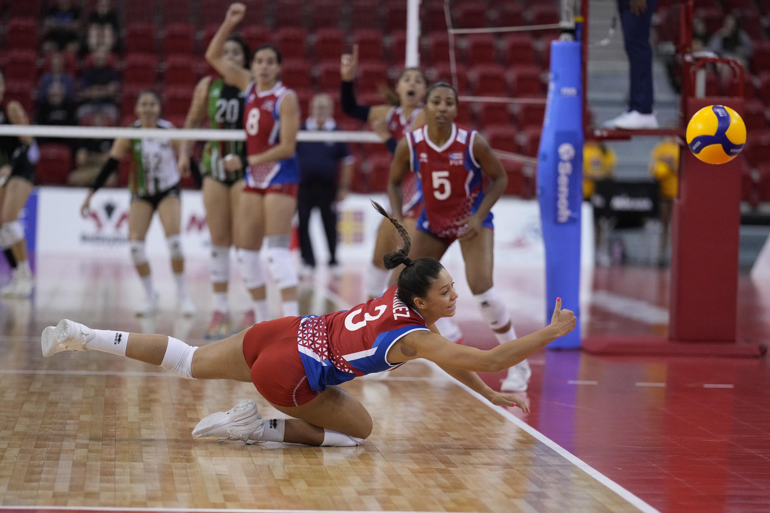 La puertorriqueña Alondra Vázquez se lanza al tabloncillo en busca de rescatar un balón en el Campeonato Norceca 2023.